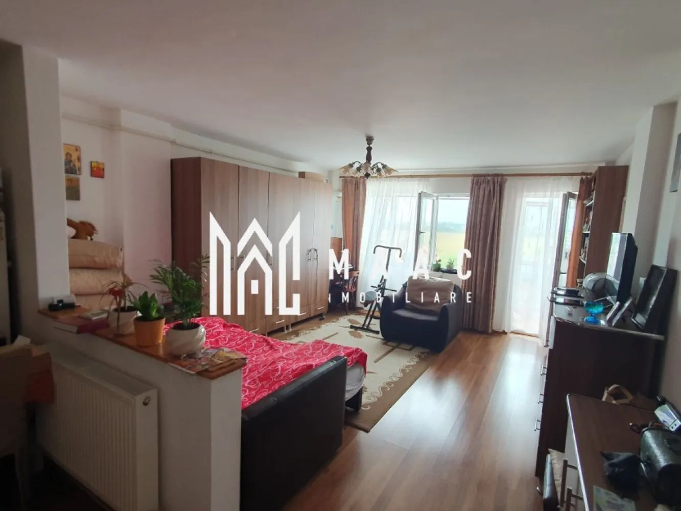 Garsoniera | Decomandată | Etajul 1 | Balcon | Tilisca - MAAC Imobiliare vă propune spre vânzare o garsonieră spațioasă și complet utilată, situată în cartierul Tilișca din Sibiu, la etajul 1 al unui imobil bine întreținut, într-o zonă liniștită și apreciată.

Locuința are o suprafață utilă de 41 mp și beneficiază de compartimentare eficientă, oferind confort și funcționalitate:
-hol la intrare
-cameră luminoasă
-bucătărie separată
-baie cu geam pentru ventilație naturală
-balcon închis cu termopan
-cămară amenajată în balcon

Garsoniera se vinde complet mobilată și utilată, fiind pregătită pentru mutare imediată:
-plită cu inducție
-cuptor electric
-cuptor cu microunde
-frigider
-centrală termică proprie cu calorifere
-mașină de spălat haine

Proprietatea este luminoasă și liniștită, reprezentând o opțiune potrivită atât pentru locuire personală, cât și pentru investiție.

În zonă se regăsesc magazine, supermarketuri, farmacii, școli, grădinițe, stații de autobuz, zone verzi și locuri de parcare disponibile, ceea ce asigură un nivel ridicat de confort urban.

Pentru mai multe detalii sau pentru programarea unei vizionări, vă rugăm să menționați numărul CP2654733 la telefon.