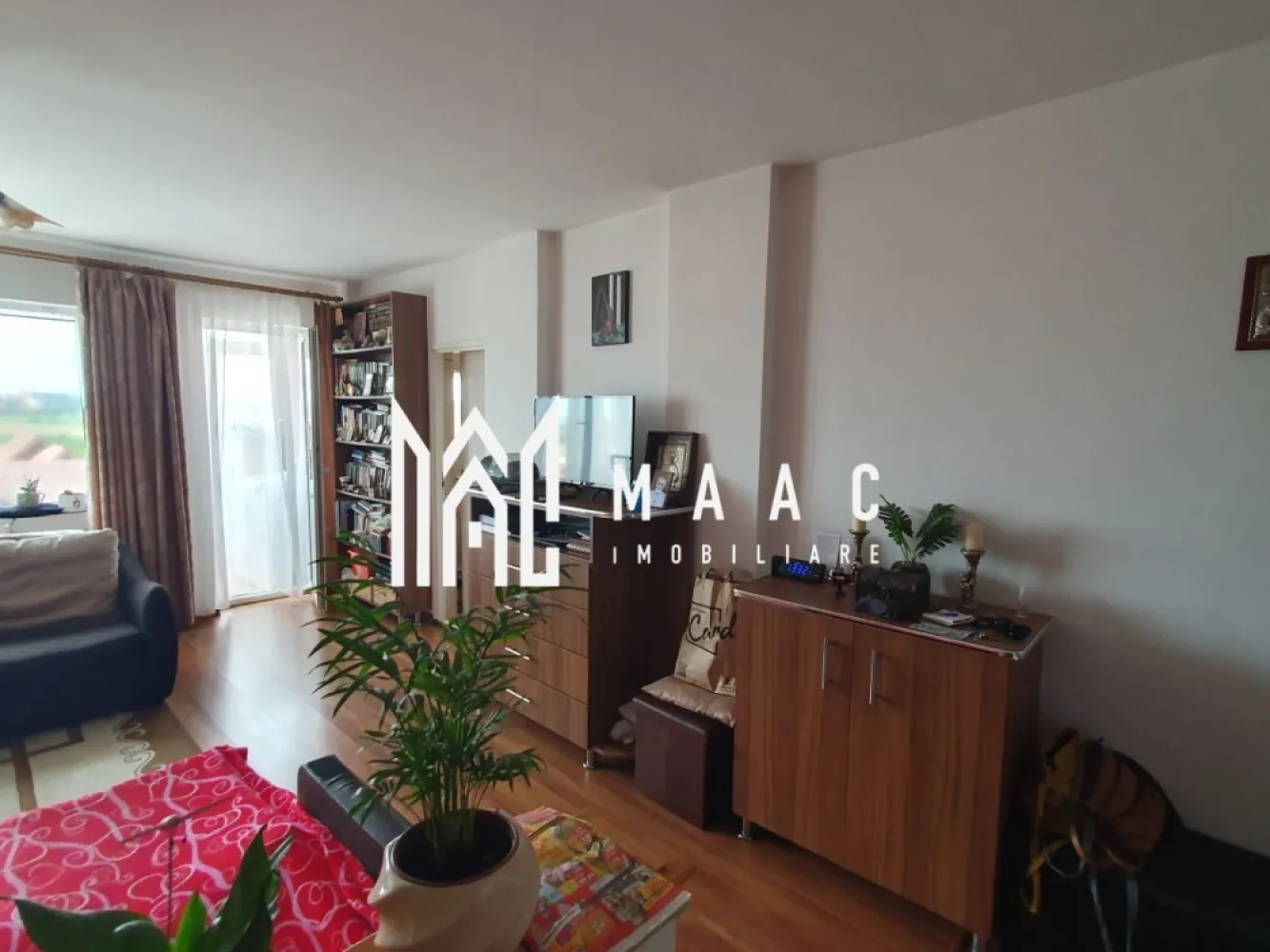 Garsoniera | Decomandată | Etajul 1 | Balcon | Tilisca - MAAC Imobiliare vă propune spre vânzare o garsonieră spațioasă și complet utilată, situată în cartierul Tilișca din Sibiu, la etajul 1 al unui imobil bine întreținut, într-o zonă liniștită și apreciată.

Locuința are o suprafață utilă de 41 mp și beneficiază de compartimentare eficientă, oferind confort și funcționalitate:
-hol la intrare
-cameră luminoasă
-bucătărie separată
-baie cu geam pentru ventilație naturală
-balcon închis cu termopan
-cămară amenajată în balcon

Garsoniera se vinde complet mobilată și utilată, fiind pregătită pentru mutare imediată:
-plită cu inducție
-cuptor electric
-cuptor cu microunde
-frigider
-centrală termică proprie cu calorifere
-mașină de spălat haine

Proprietatea este luminoasă și liniștită, reprezentând o opțiune potrivită atât pentru locuire personală, cât și pentru investiție.

În zonă se regăsesc magazine, supermarketuri, farmacii, școli, grădinițe, stații de autobuz, zone verzi și locuri de parcare disponibile, ceea ce asigură un nivel ridicat de confort urban.

Pentru mai multe detalii sau pentru programarea unei vizionări, vă rugăm să menționați numărul CP2654733 la telefon.