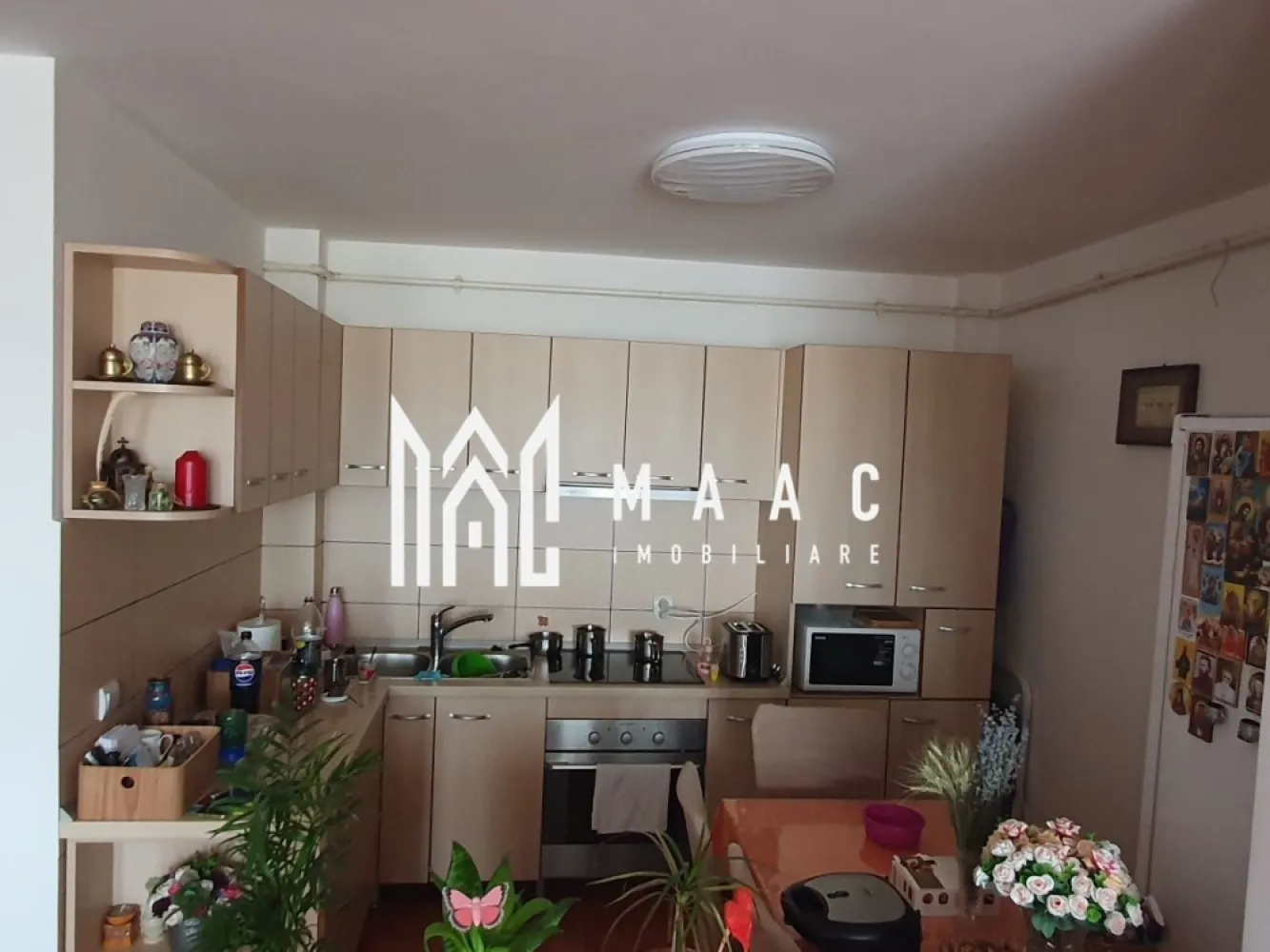 Garsoniera | Decomandată | Etajul 1 | Balcon | Tilisca - MAAC Imobiliare vă propune spre vânzare o garsonieră spațioasă și complet utilată, situată în cartierul Tilișca din Sibiu, la etajul 1 al unui imobil bine întreținut, într-o zonă liniștită și apreciată.

Locuința are o suprafață utilă de 41 mp și beneficiază de compartimentare eficientă, oferind confort și funcționalitate:
-hol la intrare
-cameră luminoasă
-bucătărie separată
-baie cu geam pentru ventilație naturală
-balcon închis cu termopan
-cămară amenajată în balcon

Garsoniera se vinde complet mobilată și utilată, fiind pregătită pentru mutare imediată:
-plită cu inducție
-cuptor electric
-cuptor cu microunde
-frigider
-centrală termică proprie cu calorifere
-mașină de spălat haine

Proprietatea este luminoasă și liniștită, reprezentând o opțiune potrivită atât pentru locuire personală, cât și pentru investiție.

În zonă se regăsesc magazine, supermarketuri, farmacii, școli, grădinițe, stații de autobuz, zone verzi și locuri de parcare disponibile, ceea ce asigură un nivel ridicat de confort urban.

Pentru mai multe detalii sau pentru programarea unei vizionări, vă rugăm să menționați numărul CP2654733 la telefon.