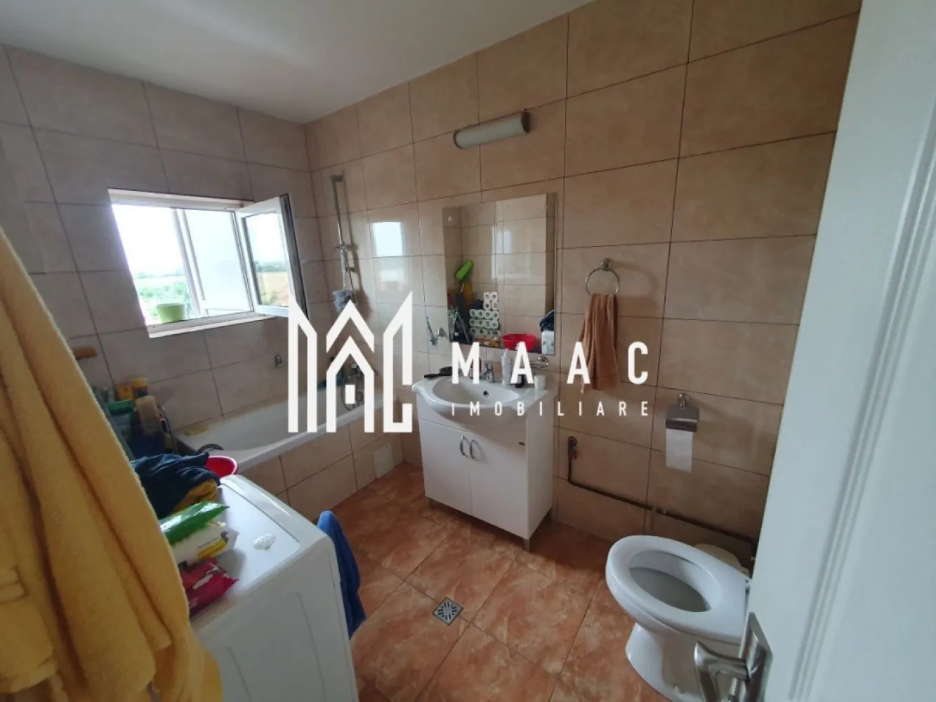 Garsoniera | Decomandată | Etajul 1 | Balcon | Tilisca - MAAC Imobiliare vă propune spre vânzare o garsonieră spațioasă și complet utilată, situată în cartierul Tilișca din Sibiu, la etajul 1 al unui imobil bine întreținut, într-o zonă liniștită și apreciată.

Locuința are o suprafață utilă de 41 mp și beneficiază de compartimentare eficientă, oferind confort și funcționalitate:
-hol la intrare
-cameră luminoasă
-bucătărie separată
-baie cu geam pentru ventilație naturală
-balcon închis cu termopan
-cămară amenajată în balcon

Garsoniera se vinde complet mobilată și utilată, fiind pregătită pentru mutare imediată:
-plită cu inducție
-cuptor electric
-cuptor cu microunde
-frigider
-centrală termică proprie cu calorifere
-mașină de spălat haine

Proprietatea este luminoasă și liniștită, reprezentând o opțiune potrivită atât pentru locuire personală, cât și pentru investiție.

În zonă se regăsesc magazine, supermarketuri, farmacii, școli, grădinițe, stații de autobuz, zone verzi și locuri de parcare disponibile, ceea ce asigură un nivel ridicat de confort urban.

Pentru mai multe detalii sau pentru programarea unei vizionări, vă rugăm să menționați numărul CP2654733 la telefon.