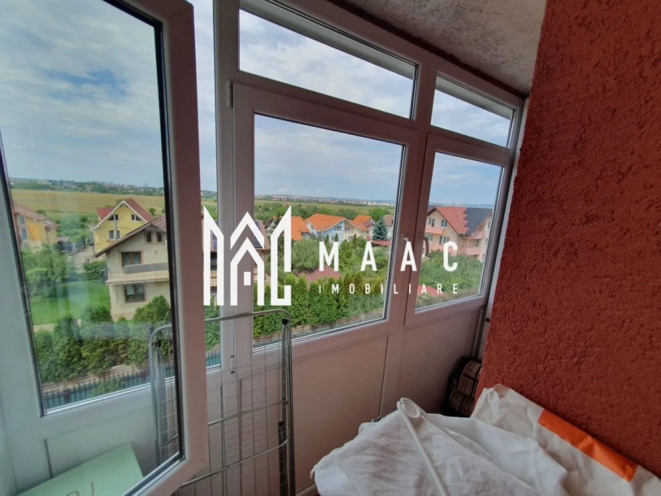 Garsoniera | Decomandată | Etajul 1 | Balcon | Tilisca - MAAC Imobiliare vă propune spre vânzare o garsonieră spațioasă și complet utilată, situată în cartierul Tilișca din Sibiu, la etajul 1 al unui imobil bine întreținut, într-o zonă liniștită și apreciată.

Locuința are o suprafață utilă de 41 mp și beneficiază de compartimentare eficientă, oferind confort și funcționalitate:
-hol la intrare
-cameră luminoasă
-bucătărie separată
-baie cu geam pentru ventilație naturală
-balcon închis cu termopan
-cămară amenajată în balcon

Garsoniera se vinde complet mobilată și utilată, fiind pregătită pentru mutare imediată:
-plită cu inducție
-cuptor electric
-cuptor cu microunde
-frigider
-centrală termică proprie cu calorifere
-mașină de spălat haine

Proprietatea este luminoasă și liniștită, reprezentând o opțiune potrivită atât pentru locuire personală, cât și pentru investiție.

În zonă se regăsesc magazine, supermarketuri, farmacii, școli, grădinițe, stații de autobuz, zone verzi și locuri de parcare disponibile, ceea ce asigură un nivel ridicat de confort urban.

Pentru mai multe detalii sau pentru programarea unei vizionări, vă rugăm să menționați numărul CP2654733 la telefon.