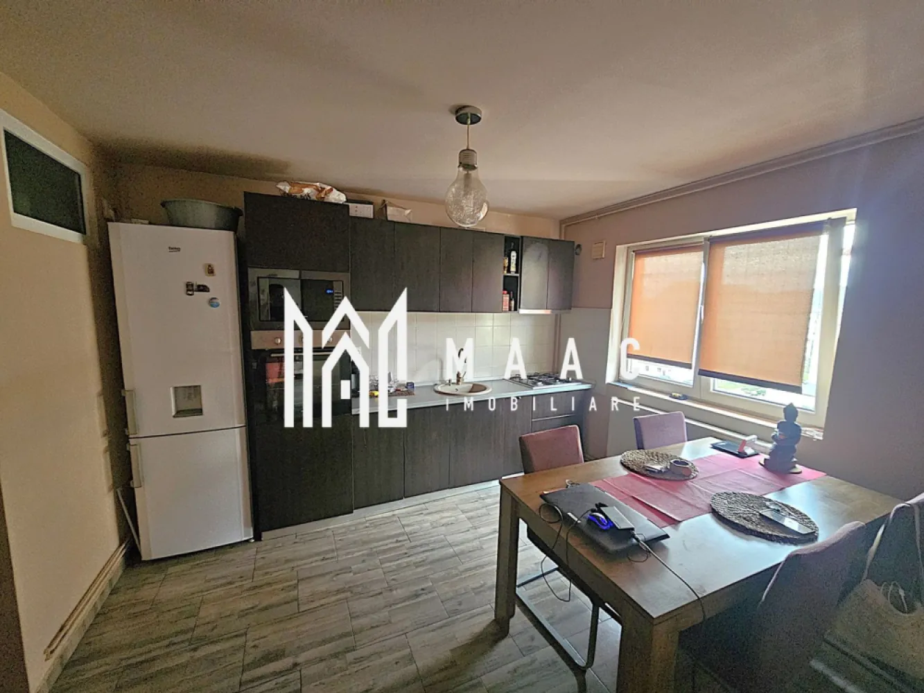 Apartament 3 camere | Decomandat | Mobilat Utilat | Lazaret - MAAC Imobiliare vă propune spre vânzare un apartament tip mansardă, eficient compartimentat și atent optimizat, situat într-un imobil bine întreținut din cartierul Lazaret, una dintre cele mai liniștite și accesibile zone rezidențiale din Sibiu. Cu o suprafață utilă de 78 mp, locuința este dispusă pe două niveluri și oferă un echilibru ideal între confort, funcționalitate și intimitate. Apartamentul se vinde complet mobilat și utilat, fiind pregătit pentru mutare imediată.

Compartimentarea este practică și bine gândită:

Nivel inferior:
-Living generos, cu zonă de relaxare și lumină naturală din abundență
-Bucătărie open-space complet echipată, cu electrocasnice funcționale
-Baie modernă, amenajată cu finisaje de calitate
-Nivel superior:
-Două dormitoare luminoase, cu spații de depozitare bine organizate și design aerisit

Proprietatea beneficiază de finisaje moderne și mobilier de bună calitate, fiind potrivită atât pentru locuință personală, cât și ca investiție sigură pentru închiriere pe termen lung. Poziționarea oferă acces rapid către centrul orașului, școli, magazine, parcuri și mijloace de transport în comun, ceea ce adaugă un plus de valoare și confort.

Imobilul este amplasat în cartierul Lazaret, o zonă apreciată pentru infrastructura dezvoltată, accesibilitate și apropierea de multiple puncte de interes urban.

Pentru mai multe detalii, precizați telefonic că ați văzut anunțul cu CP2653674