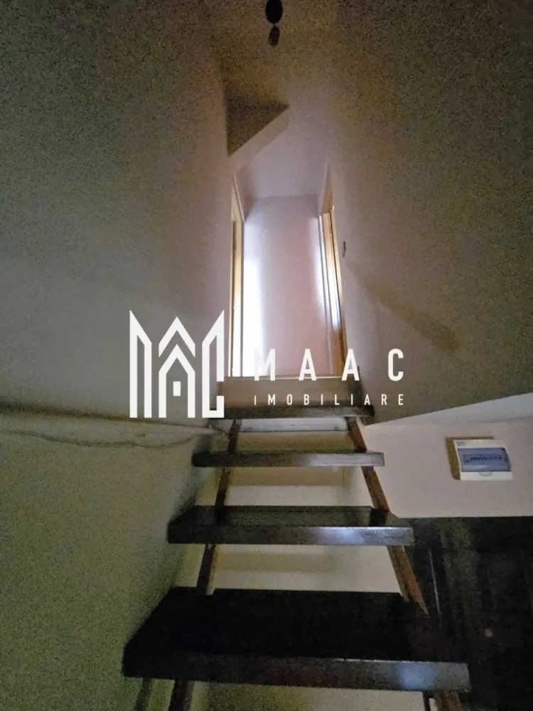 Apartament 3 camere | Decomandat | Mobilat Utilat | Lazaret - MAAC Imobiliare vă propune spre vânzare un apartament tip mansardă, eficient compartimentat și atent optimizat, situat într-un imobil bine întreținut din cartierul Lazaret, una dintre cele mai liniștite și accesibile zone rezidențiale din Sibiu. Cu o suprafață utilă de 78 mp, locuința este dispusă pe două niveluri și oferă un echilibru ideal între confort, funcționalitate și intimitate. Apartamentul se vinde complet mobilat și utilat, fiind pregătit pentru mutare imediată.

Compartimentarea este practică și bine gândită:

Nivel inferior:
-Living generos, cu zonă de relaxare și lumină naturală din abundență
-Bucătărie open-space complet echipată, cu electrocasnice funcționale
-Baie modernă, amenajată cu finisaje de calitate
-Nivel superior:
-Două dormitoare luminoase, cu spații de depozitare bine organizate și design aerisit

Proprietatea beneficiază de finisaje moderne și mobilier de bună calitate, fiind potrivită atât pentru locuință personală, cât și ca investiție sigură pentru închiriere pe termen lung. Poziționarea oferă acces rapid către centrul orașului, școli, magazine, parcuri și mijloace de transport în comun, ceea ce adaugă un plus de valoare și confort.

Imobilul este amplasat în cartierul Lazaret, o zonă apreciată pentru infrastructura dezvoltată, accesibilitate și apropierea de multiple puncte de interes urban.

Pentru mai multe detalii, precizați telefonic că ați văzut anunțul cu CP2653674