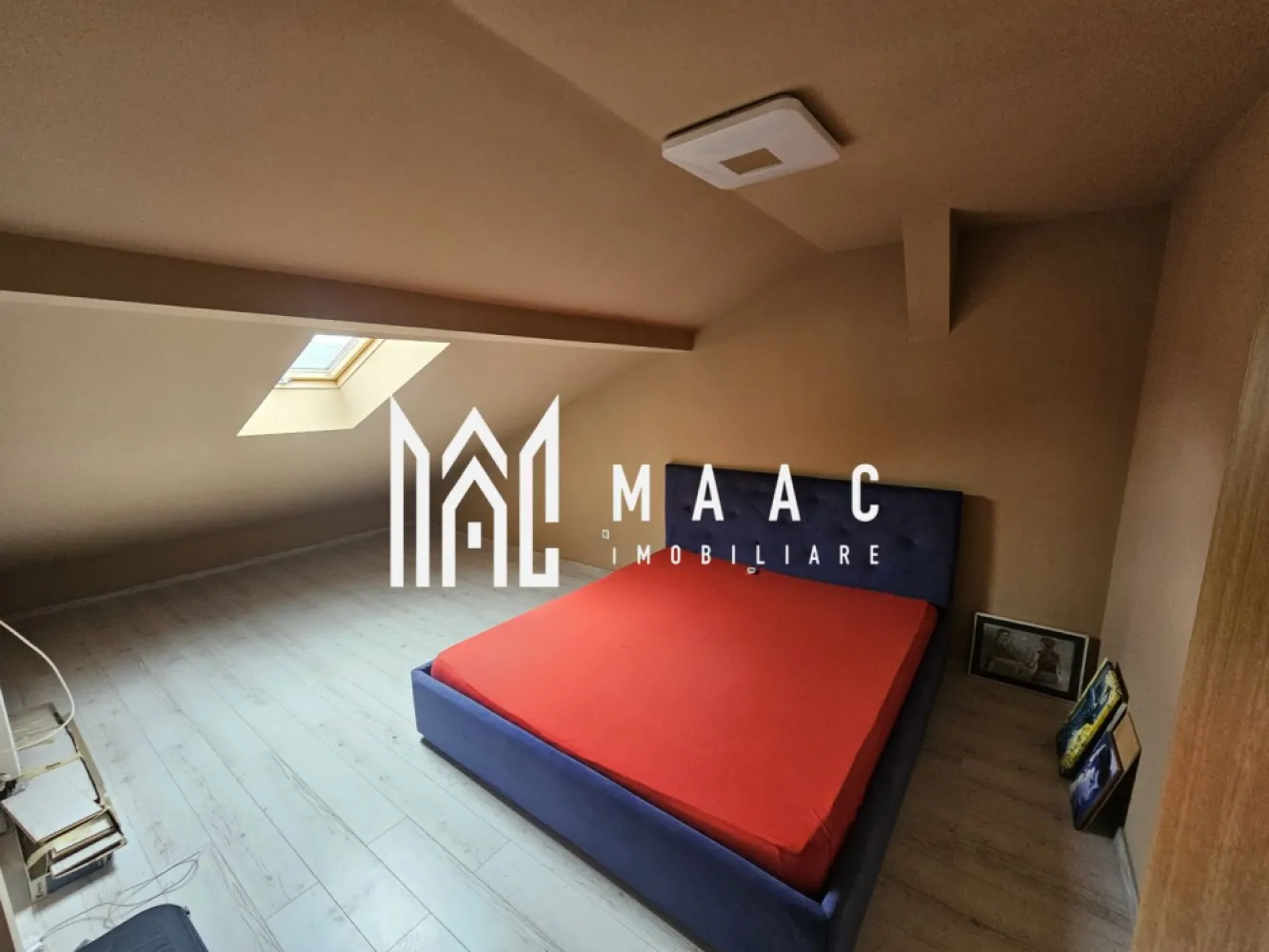 Apartament 3 camere | Decomandat | Mobilat Utilat | Lazaret - MAAC Imobiliare vă propune spre vânzare un apartament tip mansardă, eficient compartimentat și atent optimizat, situat într-un imobil bine întreținut din cartierul Lazaret, una dintre cele mai liniștite și accesibile zone rezidențiale din Sibiu. Cu o suprafață utilă de 78 mp, locuința este dispusă pe două niveluri și oferă un echilibru ideal între confort, funcționalitate și intimitate. Apartamentul se vinde complet mobilat și utilat, fiind pregătit pentru mutare imediată.

Compartimentarea este practică și bine gândită:

Nivel inferior:
-Living generos, cu zonă de relaxare și lumină naturală din abundență
-Bucătărie open-space complet echipată, cu electrocasnice funcționale
-Baie modernă, amenajată cu finisaje de calitate
-Nivel superior:
-Două dormitoare luminoase, cu spații de depozitare bine organizate și design aerisit

Proprietatea beneficiază de finisaje moderne și mobilier de bună calitate, fiind potrivită atât pentru locuință personală, cât și ca investiție sigură pentru închiriere pe termen lung. Poziționarea oferă acces rapid către centrul orașului, școli, magazine, parcuri și mijloace de transport în comun, ceea ce adaugă un plus de valoare și confort.

Imobilul este amplasat în cartierul Lazaret, o zonă apreciată pentru infrastructura dezvoltată, accesibilitate și apropierea de multiple puncte de interes urban.

Pentru mai multe detalii, precizați telefonic că ați văzut anunțul cu CP2653674