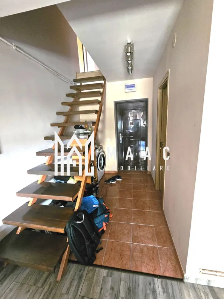 Apartament 3 camere | Decomandat | Mobilat Utilat | Lazaret - MAAC Imobiliare vă propune spre vânzare un apartament tip mansardă, eficient compartimentat și atent optimizat, situat într-un imobil bine întreținut din cartierul Lazaret, una dintre cele mai liniștite și accesibile zone rezidențiale din Sibiu. Cu o suprafață utilă de 78 mp, locuința este dispusă pe două niveluri și oferă un echilibru ideal între confort, funcționalitate și intimitate. Apartamentul se vinde complet mobilat și utilat, fiind pregătit pentru mutare imediată.

Compartimentarea este practică și bine gândită:

Nivel inferior:
-Living generos, cu zonă de relaxare și lumină naturală din abundență
-Bucătărie open-space complet echipată, cu electrocasnice funcționale
-Baie modernă, amenajată cu finisaje de calitate
-Nivel superior:
-Două dormitoare luminoase, cu spații de depozitare bine organizate și design aerisit

Proprietatea beneficiază de finisaje moderne și mobilier de bună calitate, fiind potrivită atât pentru locuință personală, cât și ca investiție sigură pentru închiriere pe termen lung. Poziționarea oferă acces rapid către centrul orașului, școli, magazine, parcuri și mijloace de transport în comun, ceea ce adaugă un plus de valoare și confort.

Imobilul este amplasat în cartierul Lazaret, o zonă apreciată pentru infrastructura dezvoltată, accesibilitate și apropierea de multiple puncte de interes urban.

Pentru mai multe detalii, precizați telefonic că ați văzut anunțul cu CP2653674