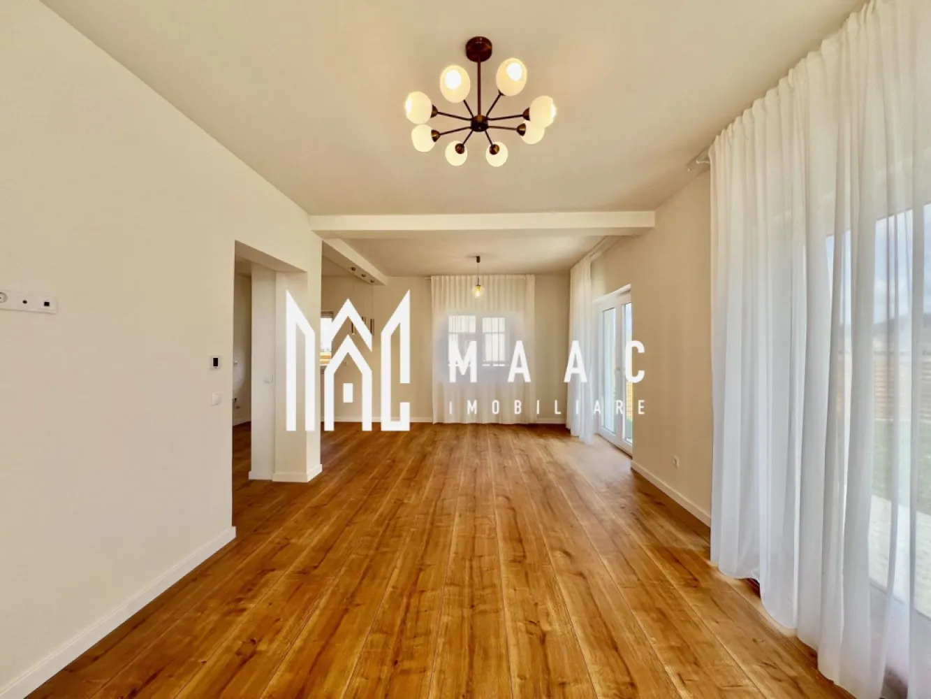 Casă individuală 4 camere | 120 mp utili | Teren 470 mp | Pompă de căldură - MAAC Imobiliare vă propune spre vânzare o casă individuală cu 4 camere, amplasată într-o zonă liniștită din Tălmaciu, ideală pentru cei care își doresc confort, intimitate și eficiență energetică. Construcție nouă, compartimentare modernă, teren generos de 470 mp și încălzire prin pompă de căldură – totul pregătit pentru o mutare imediată. Se oferă atât în variantă la gri, cât și la cheie, în funcție de preferințe.

Predare la gri: 178.000 EUR
Predare la cheie la cerere

Locație: Tălmaciu, județul Sibiu
Suprafață utilă: 119,95 mp
Teren: 470 mp
Regim înălțime: Parter + Etaj
Compartimentare: Decomandată
Disponibilitate: Imediată

Compartimentare:
Parter:
Living – 27 mp
Bucătărie închisă – 7,8 mp
Hol + casa scării – 10,7 mp
Hol secundar – 3,55 mp
Baie – 2,7 mp
Spațiu tehnic – 5,2 mp

Etaj:
Dormitor matrimonial – 16,3 mp + baie proprie – 4 mp
Dormitor – 15,45 mp
Dormitor – 14,1 mp
Baie – 4,8 mp
Dressing – 2 mp
Hol – 4,8 mp

Dotări și specificații tehnice:
Casă individuală – construcție nouă, necuplată
Toate utilitățile disponibile, cu excepția gazului
Încălzire prin pompă de căldură – eficiență energetică ridicată
Finisaje moderne (pentru varianta la cheie)
Curte generoasă cu acces auto și potențial de amenajare (terasă, grădină, spațiu joacă etc.)
Acces facil către Sibiu – ideală pentru locuit permanent sau casă de vacanță

Avantaje:
3 dormitoare, 3 băi – spațiu ideal pentru o familie
Compartimentare practică și echilibrată
Casă pregătită pentru viitor – fără gaz, cu tehnologie modernă de încălzire
Teren mare – intimitate și confort
Se vinde la gri sau la cheie, în funcție de buget și preferințe
Predare imediată – fără timpi de așteptare

Contactează echipa MAAC Imobiliare pentru mai multe informații sau pentru o vizionare si specifica CP2653101.