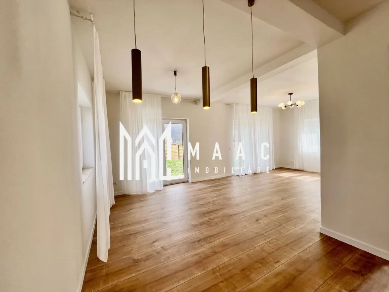 Casă individuală 4 camere | 120 mp utili | Teren 470 mp | Pompă de căldură - MAAC Imobiliare vă propune spre vânzare o casă individuală cu 4 camere, amplasată într-o zonă liniștită din Tălmaciu, ideală pentru cei care își doresc confort, intimitate și eficiență energetică. Construcție nouă, compartimentare modernă, teren generos de 470 mp și încălzire prin pompă de căldură – totul pregătit pentru o mutare imediată. Se oferă atât în variantă la gri, cât și la cheie, în funcție de preferințe.

Predare la gri: 178.000 EUR
Predare la cheie la cerere

Locație: Tălmaciu, județul Sibiu
Suprafață utilă: 119,95 mp
Teren: 470 mp
Regim înălțime: Parter + Etaj
Compartimentare: Decomandată
Disponibilitate: Imediată

Compartimentare:
Parter:
Living – 27 mp
Bucătărie închisă – 7,8 mp
Hol + casa scării – 10,7 mp
Hol secundar – 3,55 mp
Baie – 2,7 mp
Spațiu tehnic – 5,2 mp

Etaj:
Dormitor matrimonial – 16,3 mp + baie proprie – 4 mp
Dormitor – 15,45 mp
Dormitor – 14,1 mp
Baie – 4,8 mp
Dressing – 2 mp
Hol – 4,8 mp

Dotări și specificații tehnice:
Casă individuală – construcție nouă, necuplată
Toate utilitățile disponibile, cu excepția gazului
Încălzire prin pompă de căldură – eficiență energetică ridicată
Finisaje moderne (pentru varianta la cheie)
Curte generoasă cu acces auto și potențial de amenajare (terasă, grădină, spațiu joacă etc.)
Acces facil către Sibiu – ideală pentru locuit permanent sau casă de vacanță

Avantaje:
3 dormitoare, 3 băi – spațiu ideal pentru o familie
Compartimentare practică și echilibrată
Casă pregătită pentru viitor – fără gaz, cu tehnologie modernă de încălzire
Teren mare – intimitate și confort
Se vinde la gri sau la cheie, în funcție de buget și preferințe
Predare imediată – fără timpi de așteptare

Contactează echipa MAAC Imobiliare pentru mai multe informații sau pentru o vizionare si specifica CP2653101.