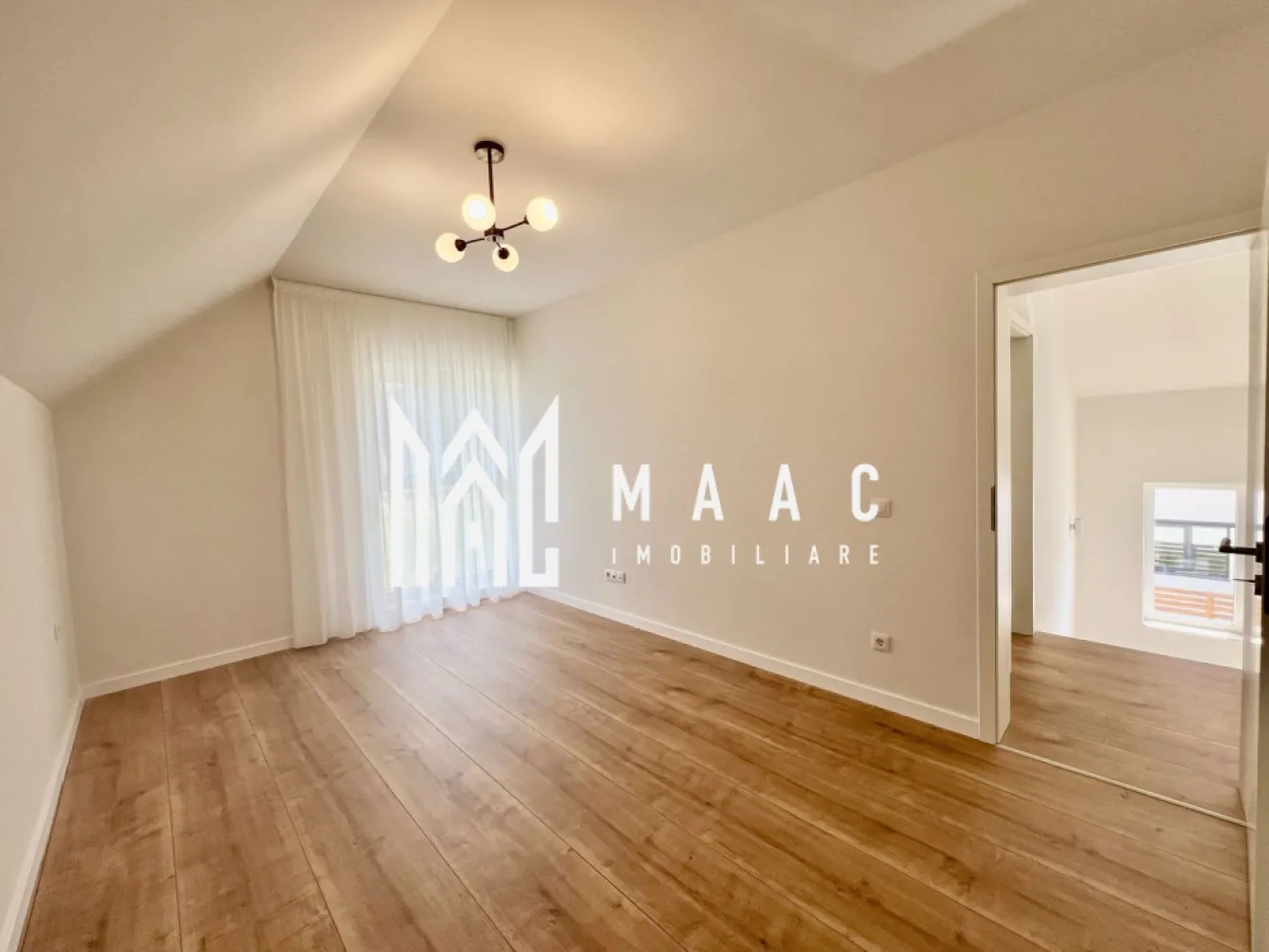 Casă individuală 4 camere | 120 mp utili | Teren 470 mp | Pompă de căldură - MAAC Imobiliare vă propune spre vânzare o casă individuală cu 4 camere, amplasată într-o zonă liniștită din Tălmaciu, ideală pentru cei care își doresc confort, intimitate și eficiență energetică. Construcție nouă, compartimentare modernă, teren generos de 470 mp și încălzire prin pompă de căldură – totul pregătit pentru o mutare imediată. Se oferă atât în variantă la gri, cât și la cheie, în funcție de preferințe.

Predare la gri: 178.000 EUR
Predare la cheie la cerere

Locație: Tălmaciu, județul Sibiu
Suprafață utilă: 119,95 mp
Teren: 470 mp
Regim înălțime: Parter + Etaj
Compartimentare: Decomandată
Disponibilitate: Imediată

Compartimentare:
Parter:
Living – 27 mp
Bucătărie închisă – 7,8 mp
Hol + casa scării – 10,7 mp
Hol secundar – 3,55 mp
Baie – 2,7 mp
Spațiu tehnic – 5,2 mp

Etaj:
Dormitor matrimonial – 16,3 mp + baie proprie – 4 mp
Dormitor – 15,45 mp
Dormitor – 14,1 mp
Baie – 4,8 mp
Dressing – 2 mp
Hol – 4,8 mp

Dotări și specificații tehnice:
Casă individuală – construcție nouă, necuplată
Toate utilitățile disponibile, cu excepția gazului
Încălzire prin pompă de căldură – eficiență energetică ridicată
Finisaje moderne (pentru varianta la cheie)
Curte generoasă cu acces auto și potențial de amenajare (terasă, grădină, spațiu joacă etc.)
Acces facil către Sibiu – ideală pentru locuit permanent sau casă de vacanță

Avantaje:
3 dormitoare, 3 băi – spațiu ideal pentru o familie
Compartimentare practică și echilibrată
Casă pregătită pentru viitor – fără gaz, cu tehnologie modernă de încălzire
Teren mare – intimitate și confort
Se vinde la gri sau la cheie, în funcție de buget și preferințe
Predare imediată – fără timpi de așteptare

Contactează echipa MAAC Imobiliare pentru mai multe informații sau pentru o vizionare si specifica CP2653101.