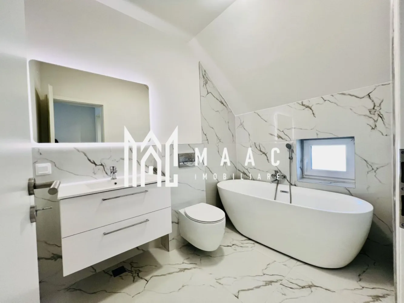 Casă individuală 4 camere | 120 mp utili | Teren 470 mp | Pompă de căldură - MAAC Imobiliare vă propune spre vânzare o casă individuală cu 4 camere, amplasată într-o zonă liniștită din Tălmaciu, ideală pentru cei care își doresc confort, intimitate și eficiență energetică. Construcție nouă, compartimentare modernă, teren generos de 470 mp și încălzire prin pompă de căldură – totul pregătit pentru o mutare imediată. Se oferă atât în variantă la gri, cât și la cheie, în funcție de preferințe.

Predare la gri: 178.000 EUR
Predare la cheie la cerere

Locație: Tălmaciu, județul Sibiu
Suprafață utilă: 119,95 mp
Teren: 470 mp
Regim înălțime: Parter + Etaj
Compartimentare: Decomandată
Disponibilitate: Imediată

Compartimentare:
Parter:
Living – 27 mp
Bucătărie închisă – 7,8 mp
Hol + casa scării – 10,7 mp
Hol secundar – 3,55 mp
Baie – 2,7 mp
Spațiu tehnic – 5,2 mp

Etaj:
Dormitor matrimonial – 16,3 mp + baie proprie – 4 mp
Dormitor – 15,45 mp
Dormitor – 14,1 mp
Baie – 4,8 mp
Dressing – 2 mp
Hol – 4,8 mp

Dotări și specificații tehnice:
Casă individuală – construcție nouă, necuplată
Toate utilitățile disponibile, cu excepția gazului
Încălzire prin pompă de căldură – eficiență energetică ridicată
Finisaje moderne (pentru varianta la cheie)
Curte generoasă cu acces auto și potențial de amenajare (terasă, grădină, spațiu joacă etc.)
Acces facil către Sibiu – ideală pentru locuit permanent sau casă de vacanță

Avantaje:
3 dormitoare, 3 băi – spațiu ideal pentru o familie
Compartimentare practică și echilibrată
Casă pregătită pentru viitor – fără gaz, cu tehnologie modernă de încălzire
Teren mare – intimitate și confort
Se vinde la gri sau la cheie, în funcție de buget și preferințe
Predare imediată – fără timpi de așteptare

Contactează echipa MAAC Imobiliare pentru mai multe informații sau pentru o vizionare si specifica CP2653101.