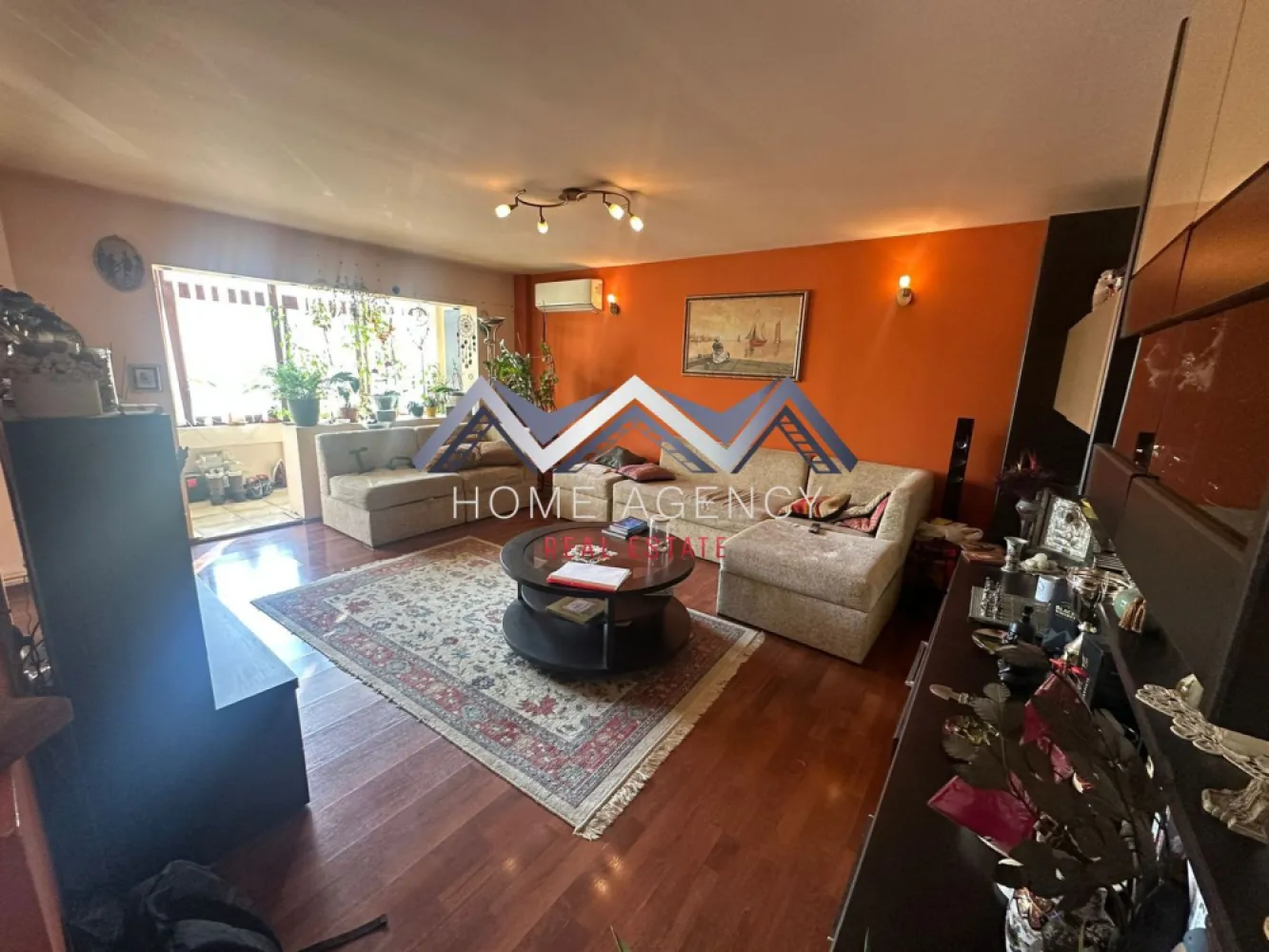 Apartament 4 camere ULTRACENTRAL Otopeni | lângă școală - Vă propunem, spre vânzare, un apartament foarte spațios de 4 camere, decomandat, în suprafață de 91.55 mp utili și două balcoane închise, aflat la etajul 1 al unui bloc cu 3 niveluri, bine întreținut și anvelopat. O locuință ideală pentru familiile care își doresc confort, spațiu și acces rapid la puncte de interes esențiale din zonă.

Holul de acces este amplu și bine delimitat, oferind o tranziție plăcută către zona de zi. Bucătăria, retrasă față de living, este bine organizată și oferă posibilitatea de a fi închisă complet, dacă viitorii proprietari își doresc un spațiu separat de gătit. Livingul, luminos și generos, are deschidere către un balcon închis foarte spațios, care poate servi ca zonă de relaxare, birou sau spațiu suplimentar pentru depozitare.

Zona de odihnă este inteligent separată de restul locuinței printr-o ușă, asigurând liniște deplină și intimitate. Un hol secundar generos oferă acces către cele trei dormitoare, dintre care unul beneficiază de balcon propriu închis. Baia este luminată natural, fiind dotată cu fereastră și cadă.

Clădirea este anvelopată și foarte bine izolată atât la exterior, cât și suplimentar la interior (vată minerală + rigips), ceea ce asigură un confort termic sporit și costuri reduse de întreținere. Scara blocului este curată și întreținută.

Localizarea reprezintă un avantaj major: apartamentul se află chiar vizavi de școală - Liceul Teoretic "Ioan Petruș" și câteva minute de mers pe jos de Grădinița Nr. 1 cu program prelungit, 1 minut de mers pe jos de viitoarea stație de metrou, și în imediata apropiere a magazinelor, restaurantelor, pieței, stațiilor de transport în comun și altor facilități esențiale, precum și DN1, Aeroport, Centură etc.

O proprietate foarte bine compartimentată, luminoasă și bine proporționată, într-un imobil îngrijit, perfectă pentru o familie care caută un cămin stabil, spațios și bine amplasat în zona ultracentrală a orașului Otopeni.

Programează acum o vizionare!