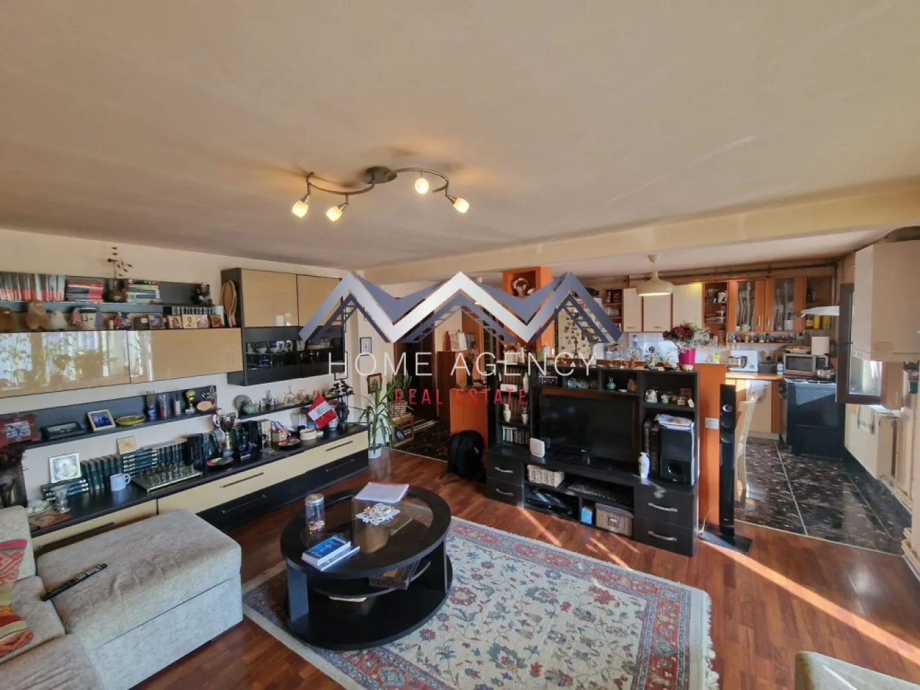 Apartament 4 camere ULTRACENTRAL Otopeni | lângă școală - Vă propunem, spre vânzare, un apartament foarte spațios de 4 camere, decomandat, în suprafață de 91.55 mp utili și două balcoane închise, aflat la etajul 1 al unui bloc cu 3 niveluri, bine întreținut și anvelopat. O locuință ideală pentru familiile care își doresc confort, spațiu și acces rapid la puncte de interes esențiale din zonă.

Holul de acces este amplu și bine delimitat, oferind o tranziție plăcută către zona de zi. Bucătăria, retrasă față de living, este bine organizată și oferă posibilitatea de a fi închisă complet, dacă viitorii proprietari își doresc un spațiu separat de gătit. Livingul, luminos și generos, are deschidere către un balcon închis foarte spațios, care poate servi ca zonă de relaxare, birou sau spațiu suplimentar pentru depozitare.

Zona de odihnă este inteligent separată de restul locuinței printr-o ușă, asigurând liniște deplină și intimitate. Un hol secundar generos oferă acces către cele trei dormitoare, dintre care unul beneficiază de balcon propriu închis. Baia este luminată natural, fiind dotată cu fereastră și cadă.

Clădirea este anvelopată și foarte bine izolată atât la exterior, cât și suplimentar la interior (vată minerală + rigips), ceea ce asigură un confort termic sporit și costuri reduse de întreținere. Scara blocului este curată și întreținută.

Localizarea reprezintă un avantaj major: apartamentul se află chiar vizavi de școală - Liceul Teoretic "Ioan Petruș" și câteva minute de mers pe jos de Grădinița Nr. 1 cu program prelungit, 1 minut de mers pe jos de viitoarea stație de metrou, și în imediata apropiere a magazinelor, restaurantelor, pieței, stațiilor de transport în comun și altor facilități esențiale, precum și DN1, Aeroport, Centură etc.

O proprietate foarte bine compartimentată, luminoasă și bine proporționată, într-un imobil îngrijit, perfectă pentru o familie care caută un cămin stabil, spațios și bine amplasat în zona ultracentrală a orașului Otopeni.

Programează acum o vizionare!
