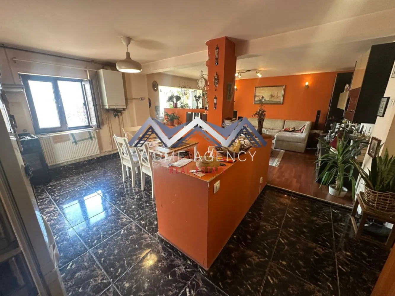 Apartament 4 camere ULTRACENTRAL Otopeni | lângă școală - Vă propunem, spre vânzare, un apartament foarte spațios de 4 camere, decomandat, în suprafață de 91.55 mp utili și două balcoane închise, aflat la etajul 1 al unui bloc cu 3 niveluri, bine întreținut și anvelopat. O locuință ideală pentru familiile care își doresc confort, spațiu și acces rapid la puncte de interes esențiale din zonă.

Holul de acces este amplu și bine delimitat, oferind o tranziție plăcută către zona de zi. Bucătăria, retrasă față de living, este bine organizată și oferă posibilitatea de a fi închisă complet, dacă viitorii proprietari își doresc un spațiu separat de gătit. Livingul, luminos și generos, are deschidere către un balcon închis foarte spațios, care poate servi ca zonă de relaxare, birou sau spațiu suplimentar pentru depozitare.

Zona de odihnă este inteligent separată de restul locuinței printr-o ușă, asigurând liniște deplină și intimitate. Un hol secundar generos oferă acces către cele trei dormitoare, dintre care unul beneficiază de balcon propriu închis. Baia este luminată natural, fiind dotată cu fereastră și cadă.

Clădirea este anvelopată și foarte bine izolată atât la exterior, cât și suplimentar la interior (vată minerală + rigips), ceea ce asigură un confort termic sporit și costuri reduse de întreținere. Scara blocului este curată și întreținută.

Localizarea reprezintă un avantaj major: apartamentul se află chiar vizavi de școală - Liceul Teoretic "Ioan Petruș" și câteva minute de mers pe jos de Grădinița Nr. 1 cu program prelungit, 1 minut de mers pe jos de viitoarea stație de metrou, și în imediata apropiere a magazinelor, restaurantelor, pieței, stațiilor de transport în comun și altor facilități esențiale, precum și DN1, Aeroport, Centură etc.

O proprietate foarte bine compartimentată, luminoasă și bine proporționată, într-un imobil îngrijit, perfectă pentru o familie care caută un cămin stabil, spațios și bine amplasat în zona ultracentrală a orașului Otopeni.

Programează acum o vizionare!