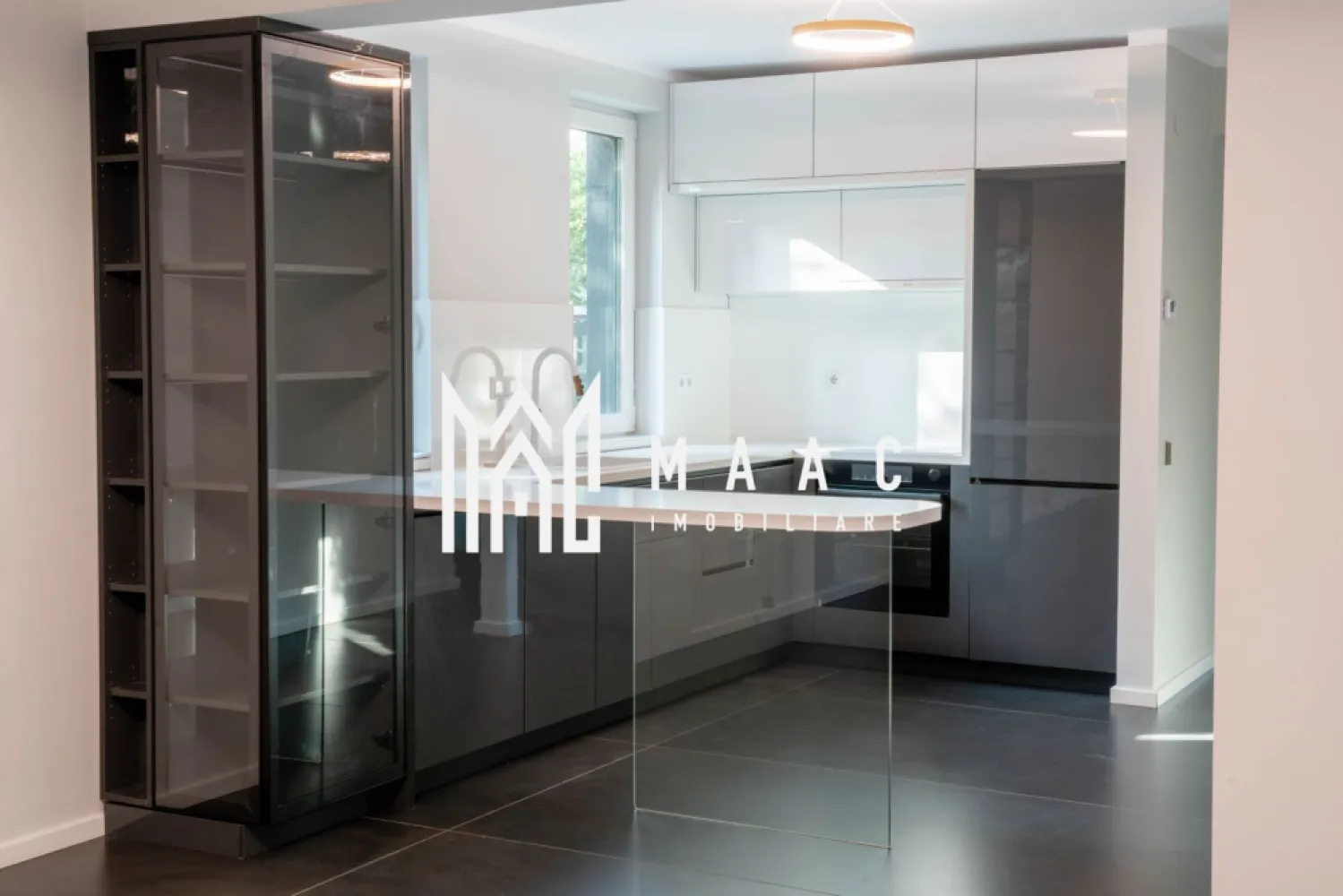 Vila de lux I 6 camere I Terasa I Parcul Sub Arini - MAAC Imobiliare vă propune spre închiriere o vilă de lux situată într-o zonă selectă a Sibiului, în apropiere de Calea Dumbrăvii, Parcul Sub Arini, Grădina Zoologică și Pădurea Dumbrava. Proprietatea face parte dintr-un ansamblu rezidențial exclusivist compus din cinci imobile înșiruite și se remarcă prin arhitectură modernă, spații generoase și finisaje de calitate.

Locuința este structurată pe mai multe niveluri și oferă 6 camere, fiind concepută pentru un stil de viață confortabil, elegant și bine organizat.

Compartimentarea imobilului este următoarea:

Parter:
-living cu bucătărie open space și ieșire pe terasă
-spațiu de depozitare
-dormitor matrimonial
-baie
-hol de acces
-casa scării

Etajul 1:
-două dormitoare, fiecare cu balcon
-două băi
-cameră de joacă / birou / dressing
-casa scării
-hol de acces

Etajul 2 (retras):
-cameră open space ce poate fi utilizată ca spațiu de recreere, dormitor sau birou
-baie / cameră tehnică

Etajul 3:
-terasă circulabilă

Imobilul beneficiază de finisaje de calitate și dotări moderne care asigură confortul locuirii:
-suprafețe vitrate generoase cu rulouri de aluminiu
-băi cu cabine de duș și geamuri de aerisire
-încălzire în pardoseală
-centrală termică pe gaz Wolf
-întrerupătoare cu senzor

Orientarea locuinței este S-V / N-E, oferind lumină naturală pe parcursul zilei.

Proprietatea dispune de două căi de acces, la parter și la etaj, ceea ce permite utilizarea imobilului ca două apartamente separate, fiind potrivită pentru două familii sau pentru combinația birou și locuință.

Spațiile aferente includ:
-2 locuri de parcare

Imobilul va fi predat parțial mobilat, urmând a fi mobilate livingul, un birou și un dormitor, conform preferințelor chiriașului.

Condițiile de închiriere sunt următoarele:
-nu sunt acceptate animale de companie
-garanție în cuantumul unei chirii lunare
-termen minim de închiriere: 12 luni

Zona selectă și exclusivistă oferă un cadru liniștit, cu acces rapid către zone verzi, facilități urbane și principalele puncte de interes ale orașului.

Pentru mai multe detalii, vă rugăm să menționați telefonic că ați văzut anunțul cu CP2651099.