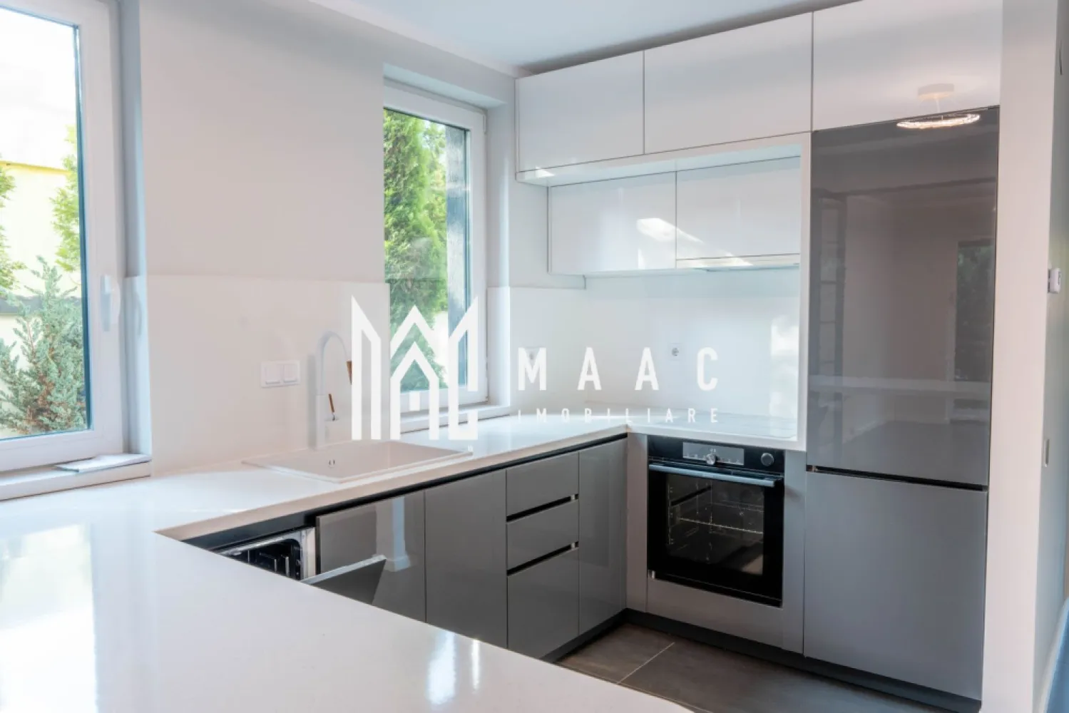 Vila de lux I 6 camere I Terasa I Parcul Sub Arini - MAAC Imobiliare vă propune spre închiriere o vilă de lux situată într-o zonă selectă a Sibiului, în apropiere de Calea Dumbrăvii, Parcul Sub Arini, Grădina Zoologică și Pădurea Dumbrava. Proprietatea face parte dintr-un ansamblu rezidențial exclusivist compus din cinci imobile înșiruite și se remarcă prin arhitectură modernă, spații generoase și finisaje de calitate.

Locuința este structurată pe mai multe niveluri și oferă 6 camere, fiind concepută pentru un stil de viață confortabil, elegant și bine organizat.

Compartimentarea imobilului este următoarea:

Parter:
-living cu bucătărie open space și ieșire pe terasă
-spațiu de depozitare
-dormitor matrimonial
-baie
-hol de acces
-casa scării

Etajul 1:
-două dormitoare, fiecare cu balcon
-două băi
-cameră de joacă / birou / dressing
-casa scării
-hol de acces

Etajul 2 (retras):
-cameră open space ce poate fi utilizată ca spațiu de recreere, dormitor sau birou
-baie / cameră tehnică

Etajul 3:
-terasă circulabilă

Imobilul beneficiază de finisaje de calitate și dotări moderne care asigură confortul locuirii:
-suprafețe vitrate generoase cu rulouri de aluminiu
-băi cu cabine de duș și geamuri de aerisire
-încălzire în pardoseală
-centrală termică pe gaz Wolf
-întrerupătoare cu senzor

Orientarea locuinței este S-V / N-E, oferind lumină naturală pe parcursul zilei.

Proprietatea dispune de două căi de acces, la parter și la etaj, ceea ce permite utilizarea imobilului ca două apartamente separate, fiind potrivită pentru două familii sau pentru combinația birou și locuință.

Spațiile aferente includ:
-2 locuri de parcare

Imobilul va fi predat parțial mobilat, urmând a fi mobilate livingul, un birou și un dormitor, conform preferințelor chiriașului.

Condițiile de închiriere sunt următoarele:
-nu sunt acceptate animale de companie
-garanție în cuantumul unei chirii lunare
-termen minim de închiriere: 12 luni

Zona selectă și exclusivistă oferă un cadru liniștit, cu acces rapid către zone verzi, facilități urbane și principalele puncte de interes ale orașului.

Pentru mai multe detalii, vă rugăm să menționați telefonic că ați văzut anunțul cu CP2651099.