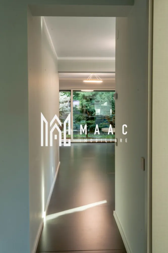 Vila de lux I 6 camere I Terasa I Parcul Sub Arini - MAAC Imobiliare vă propune spre închiriere o vilă de lux situată într-o zonă selectă a Sibiului, în apropiere de Calea Dumbrăvii, Parcul Sub Arini, Grădina Zoologică și Pădurea Dumbrava. Proprietatea face parte dintr-un ansamblu rezidențial exclusivist compus din cinci imobile înșiruite și se remarcă prin arhitectură modernă, spații generoase și finisaje de calitate.

Locuința este structurată pe mai multe niveluri și oferă 6 camere, fiind concepută pentru un stil de viață confortabil, elegant și bine organizat.

Compartimentarea imobilului este următoarea:

Parter:
-living cu bucătărie open space și ieșire pe terasă
-spațiu de depozitare
-dormitor matrimonial
-baie
-hol de acces
-casa scării

Etajul 1:
-două dormitoare, fiecare cu balcon
-două băi
-cameră de joacă / birou / dressing
-casa scării
-hol de acces

Etajul 2 (retras):
-cameră open space ce poate fi utilizată ca spațiu de recreere, dormitor sau birou
-baie / cameră tehnică

Etajul 3:
-terasă circulabilă

Imobilul beneficiază de finisaje de calitate și dotări moderne care asigură confortul locuirii:
-suprafețe vitrate generoase cu rulouri de aluminiu
-băi cu cabine de duș și geamuri de aerisire
-încălzire în pardoseală
-centrală termică pe gaz Wolf
-întrerupătoare cu senzor

Orientarea locuinței este S-V / N-E, oferind lumină naturală pe parcursul zilei.

Proprietatea dispune de două căi de acces, la parter și la etaj, ceea ce permite utilizarea imobilului ca două apartamente separate, fiind potrivită pentru două familii sau pentru combinația birou și locuință.

Spațiile aferente includ:
-2 locuri de parcare

Imobilul va fi predat parțial mobilat, urmând a fi mobilate livingul, un birou și un dormitor, conform preferințelor chiriașului.

Condițiile de închiriere sunt următoarele:
-nu sunt acceptate animale de companie
-garanție în cuantumul unei chirii lunare
-termen minim de închiriere: 12 luni

Zona selectă și exclusivistă oferă un cadru liniștit, cu acces rapid către zone verzi, facilități urbane și principalele puncte de interes ale orașului.

Pentru mai multe detalii, vă rugăm să menționați telefonic că ați văzut anunțul cu CP2651099.
