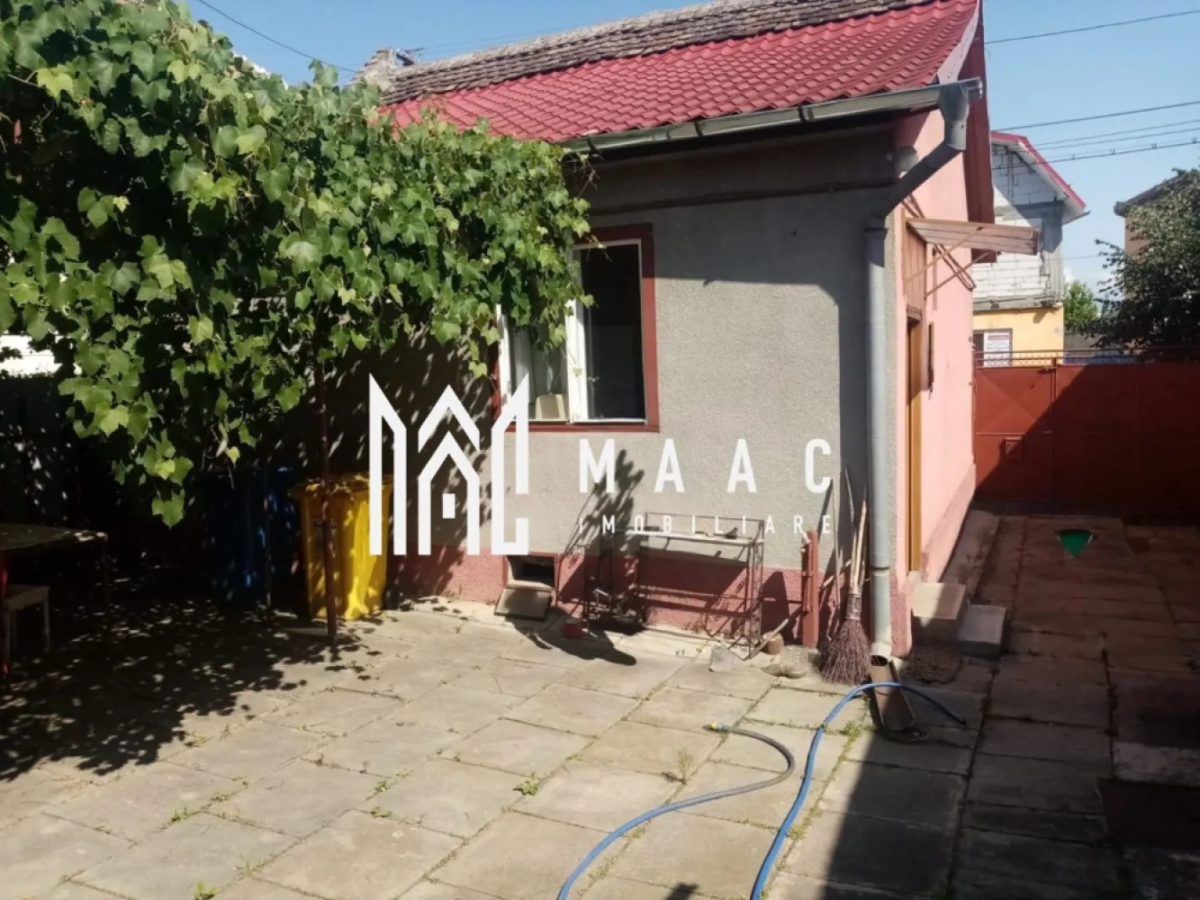 Casa individuală | Teren 328 mp | Piața Cluj - MAAC Imobiliare vă propune spre vânzare o casă individuală situată în zona Piața Cluj, o locație apreciată și bine conectată, cu acces facil către mijloace de transport, magazine, piețe și alte puncte de interes ale orașului. Proprietatea este amplasată pe un teren de 328 mp, oferind multiple posibilități de amenajare, extindere sau valorificare investițională.

Locuința are o suprafață utilă de aproximativ 50 mp și este compartimentată eficient, fiind potrivită pentru locuire imediată sau pentru reconfigurare în funcție de nevoile viitorului proprietar.

Compartimentare:
-2 camere luminoase
-1 baie
-Chicinetă
-Cămară pentru depozitare

Pe teren se află și o anexă de aproximativ 60 mp, care poate fi transformată în spațiu locuibil suplimentar, atelier, garaj sau zonă de relaxare, în funcție de destinația dorită.

Proprietatea reprezintă o opțiune potrivită pentru locuință personală, investiție sau închiriere, beneficiind de poziționare avantajoasă și potențial de dezvoltare.

Pentru mai multe detalii sau programarea unei vizionări, vă rugăm să menționați telefonic ID CP2650412.