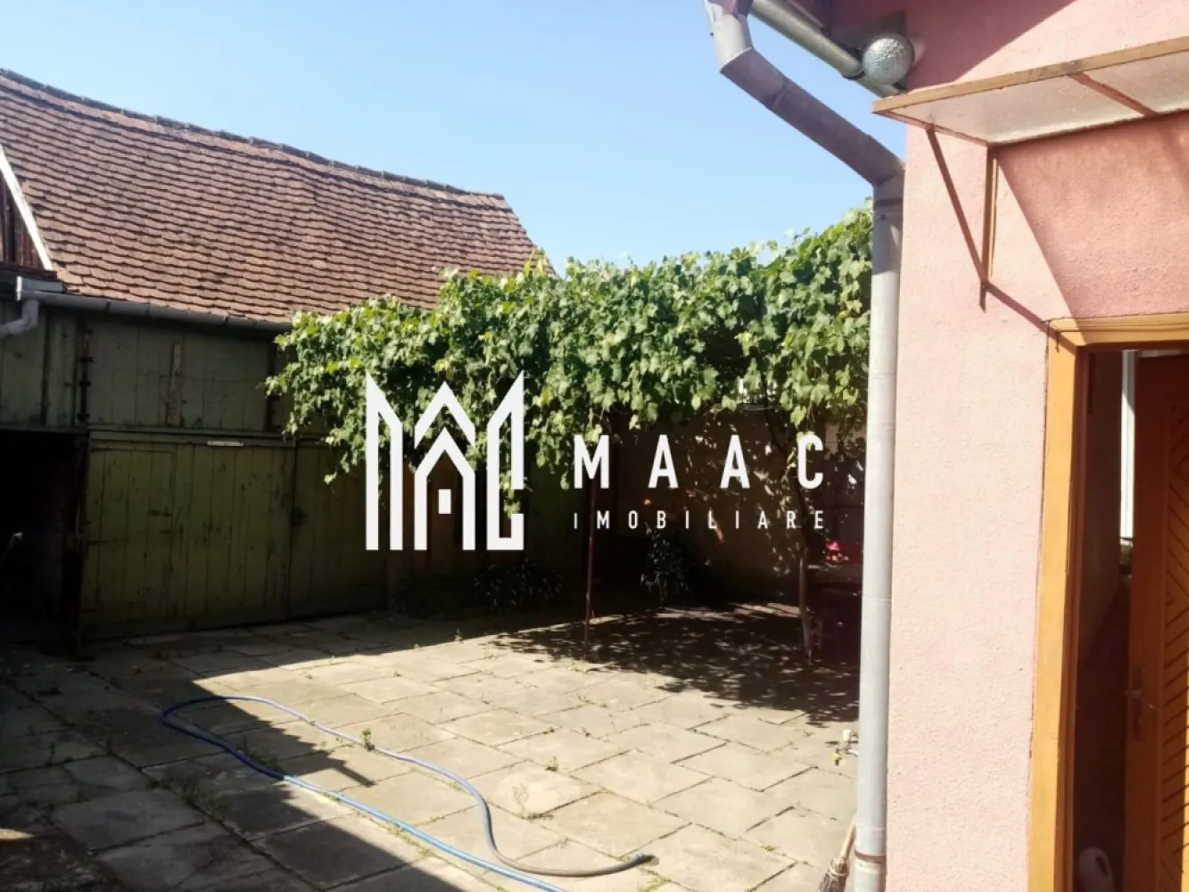 Casa individuală | Teren 328 mp | Piața Cluj - MAAC Imobiliare vă propune spre vânzare o casă individuală situată în zona Piața Cluj, o locație apreciată și bine conectată, cu acces facil către mijloace de transport, magazine, piețe și alte puncte de interes ale orașului. Proprietatea este amplasată pe un teren de 328 mp, oferind multiple posibilități de amenajare, extindere sau valorificare investițională.

Locuința are o suprafață utilă de aproximativ 50 mp și este compartimentată eficient, fiind potrivită pentru locuire imediată sau pentru reconfigurare în funcție de nevoile viitorului proprietar.

Compartimentare:
-2 camere luminoase
-1 baie
-Chicinetă
-Cămară pentru depozitare

Pe teren se află și o anexă de aproximativ 60 mp, care poate fi transformată în spațiu locuibil suplimentar, atelier, garaj sau zonă de relaxare, în funcție de destinația dorită.

Proprietatea reprezintă o opțiune potrivită pentru locuință personală, investiție sau închiriere, beneficiind de poziționare avantajoasă și potențial de dezvoltare.

Pentru mai multe detalii sau programarea unei vizionări, vă rugăm să menționați telefonic ID CP2650412.