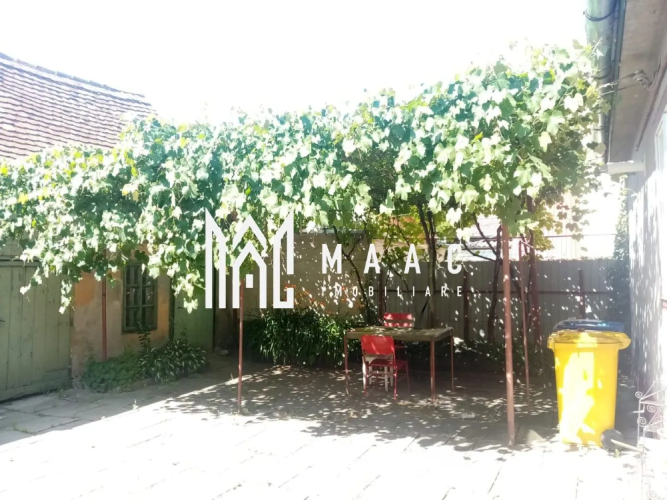 Casa individuală | Teren 328 mp | Piața Cluj - MAAC Imobiliare vă propune spre vânzare o casă individuală situată în zona Piața Cluj, o locație apreciată și bine conectată, cu acces facil către mijloace de transport, magazine, piețe și alte puncte de interes ale orașului. Proprietatea este amplasată pe un teren de 328 mp, oferind multiple posibilități de amenajare, extindere sau valorificare investițională.

Locuința are o suprafață utilă de aproximativ 50 mp și este compartimentată eficient, fiind potrivită pentru locuire imediată sau pentru reconfigurare în funcție de nevoile viitorului proprietar.

Compartimentare:
-2 camere luminoase
-1 baie
-Chicinetă
-Cămară pentru depozitare

Pe teren se află și o anexă de aproximativ 60 mp, care poate fi transformată în spațiu locuibil suplimentar, atelier, garaj sau zonă de relaxare, în funcție de destinația dorită.

Proprietatea reprezintă o opțiune potrivită pentru locuință personală, investiție sau închiriere, beneficiind de poziționare avantajoasă și potențial de dezvoltare.

Pentru mai multe detalii sau programarea unei vizionări, vă rugăm să menționați telefonic ID CP2650412.