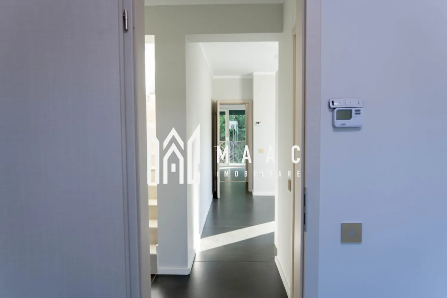 Vila de lux I 6 camere I Terasa I Parcul Sub Arini - MAAC Imobiliare vă propune spre închiriere o vilă de lux situată într-o zonă selectă a Sibiului, în apropiere de Calea Dumbrăvii, Parcul Sub Arini, Grădina Zoologică și Pădurea Dumbrava. Proprietatea face parte dintr-un ansamblu rezidențial exclusivist compus din cinci imobile înșiruite și se remarcă prin arhitectură modernă, spații generoase și finisaje de calitate.

Locuința este structurată pe mai multe niveluri și oferă 6 camere, fiind concepută pentru un stil de viață confortabil, elegant și bine organizat.

Compartimentarea imobilului este următoarea:

Parter:
-living cu bucătărie open space și ieșire pe terasă
-spațiu de depozitare
-dormitor matrimonial
-baie
-hol de acces
-casa scării

Etajul 1:
-două dormitoare, fiecare cu balcon
-două băi
-cameră de joacă / birou / dressing
-casa scării
-hol de acces

Etajul 2 (retras):
-cameră open space ce poate fi utilizată ca spațiu de recreere, dormitor sau birou
-baie / cameră tehnică

Etajul 3:
-terasă circulabilă

Imobilul beneficiază de finisaje de calitate și dotări moderne care asigură confortul locuirii:
-suprafețe vitrate generoase cu rulouri de aluminiu
-băi cu cabine de duș și geamuri de aerisire
-încălzire în pardoseală
-centrală termică pe gaz Wolf
-întrerupătoare cu senzor

Orientarea locuinței este S-V / N-E, oferind lumină naturală pe parcursul zilei.

Proprietatea dispune de două căi de acces, la parter și la etaj, ceea ce permite utilizarea imobilului ca două apartamente separate, fiind potrivită pentru două familii sau pentru combinația birou și locuință.

Spațiile aferente includ:
-2 locuri de parcare

Imobilul va fi predat parțial mobilat, urmând a fi mobilate livingul, un birou și un dormitor, conform preferințelor chiriașului.

Condițiile de închiriere sunt următoarele:
-nu sunt acceptate animale de companie
-garanție în cuantumul unei chirii lunare
-termen minim de închiriere: 12 luni

Zona selectă și exclusivistă oferă un cadru liniștit, cu acces rapid către zone verzi, facilități urbane și principalele puncte de interes ale orașului.

Pentru mai multe detalii, vă rugăm să menționați telefonic că ați văzut anunțul cu CP2651099.