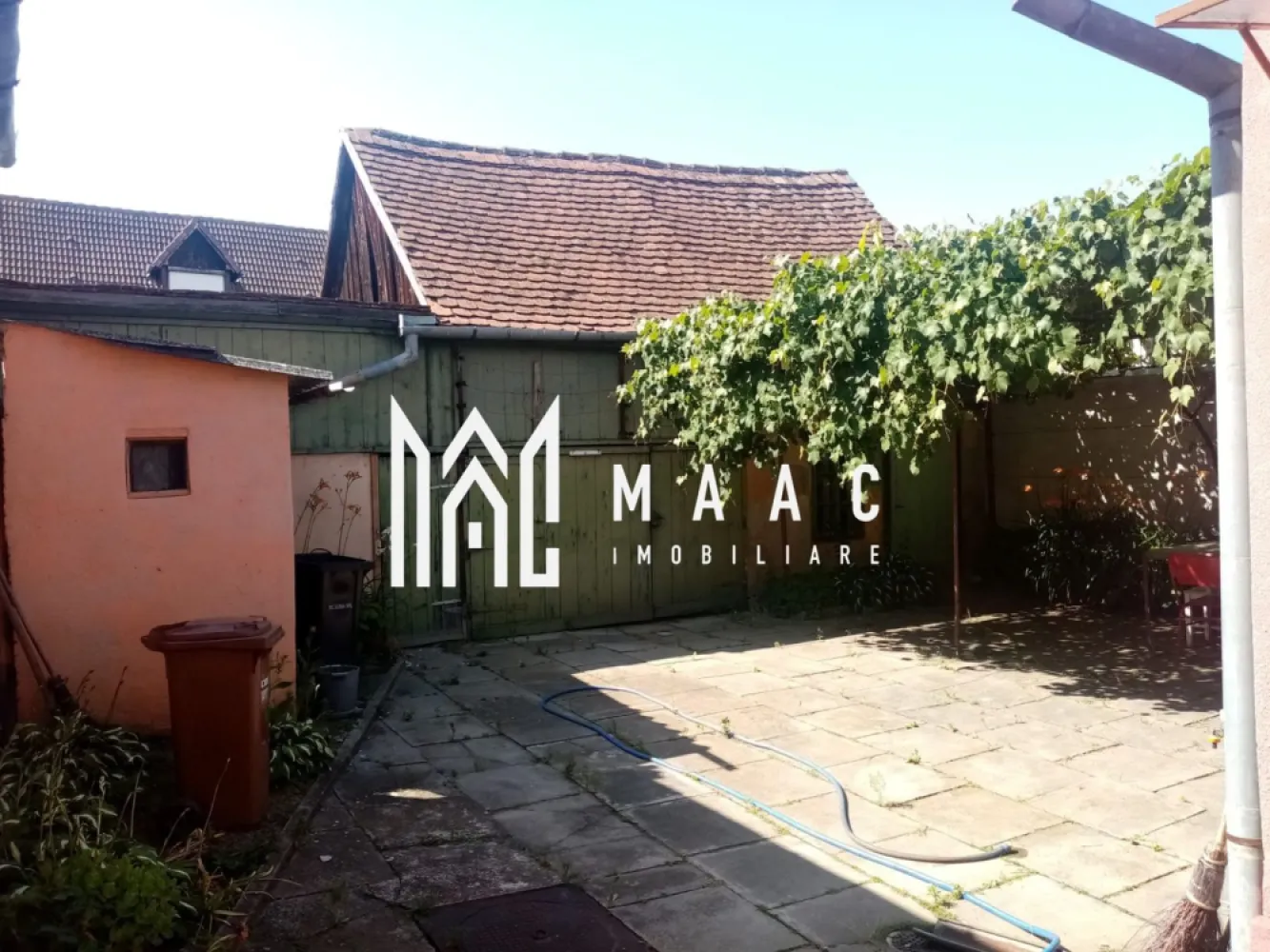 Casa individuală | Teren 328 mp | Piața Cluj - MAAC Imobiliare vă propune spre vânzare o casă individuală situată în zona Piața Cluj, o locație apreciată și bine conectată, cu acces facil către mijloace de transport, magazine, piețe și alte puncte de interes ale orașului. Proprietatea este amplasată pe un teren de 328 mp, oferind multiple posibilități de amenajare, extindere sau valorificare investițională.

Locuința are o suprafață utilă de aproximativ 50 mp și este compartimentată eficient, fiind potrivită pentru locuire imediată sau pentru reconfigurare în funcție de nevoile viitorului proprietar.

Compartimentare:
-2 camere luminoase
-1 baie
-Chicinetă
-Cămară pentru depozitare

Pe teren se află și o anexă de aproximativ 60 mp, care poate fi transformată în spațiu locuibil suplimentar, atelier, garaj sau zonă de relaxare, în funcție de destinația dorită.

Proprietatea reprezintă o opțiune potrivită pentru locuință personală, investiție sau închiriere, beneficiind de poziționare avantajoasă și potențial de dezvoltare.

Pentru mai multe detalii sau programarea unei vizionări, vă rugăm să menționați telefonic ID CP2650412.