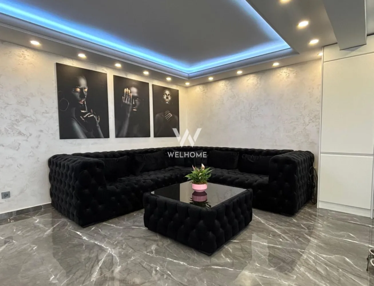 Apartament de LUX 3 camere in Selimbar, ansamblul Regina Residence - Apartament exclusivist 3 camere 80 mp - zona Triajului, Selimbar

Suprafata utila: 80 mp
 Situat in ansamblul Regina Residence din Șelimbăr – un complex aerisit și liniștit cu o comunitate selectă format din 6 vile moderne, cu arhitectură elegantă și finisaje premium din cărămidă decorativă. 
 Poziționat la etajul 2 din al unei vile moderne cu regim de înălțime P+2E, într-un imobil intim cu doar 15 apartamente.
 Compartimentat astfel:
Living generos open space cu bucătărie de 40 mp, 2 dormitoare, baie generoasă cu duș walk-in, hol spațios cu dressing, balcon.
 Un apartament care impresionează de la prima vedere. Interiorul este amenajat într-un stil modern, cu accente elegante în tonuri de negru, alb și gri marmorat, creând un ambient sofisticat și exclusivist.
 Apartamentul se vinde exact cum se observa în poze. Dotat cu aer conditionat, echipat cu electrocasnice noi: mașină de spălat vase, mașină de uscat, mașina de spălat vase, TV, 
 Loc de parcare inclus în preț.
 Ideal atât pentru locuință personală, cât și pentru investiție premium.
 Nu mai ai nimic de investit. Nu mai aștepți. Nu mai amenajezi. Te muți direct.

Pret: 159.900 Euro Negociabil
Telefon: 0747.639.802
