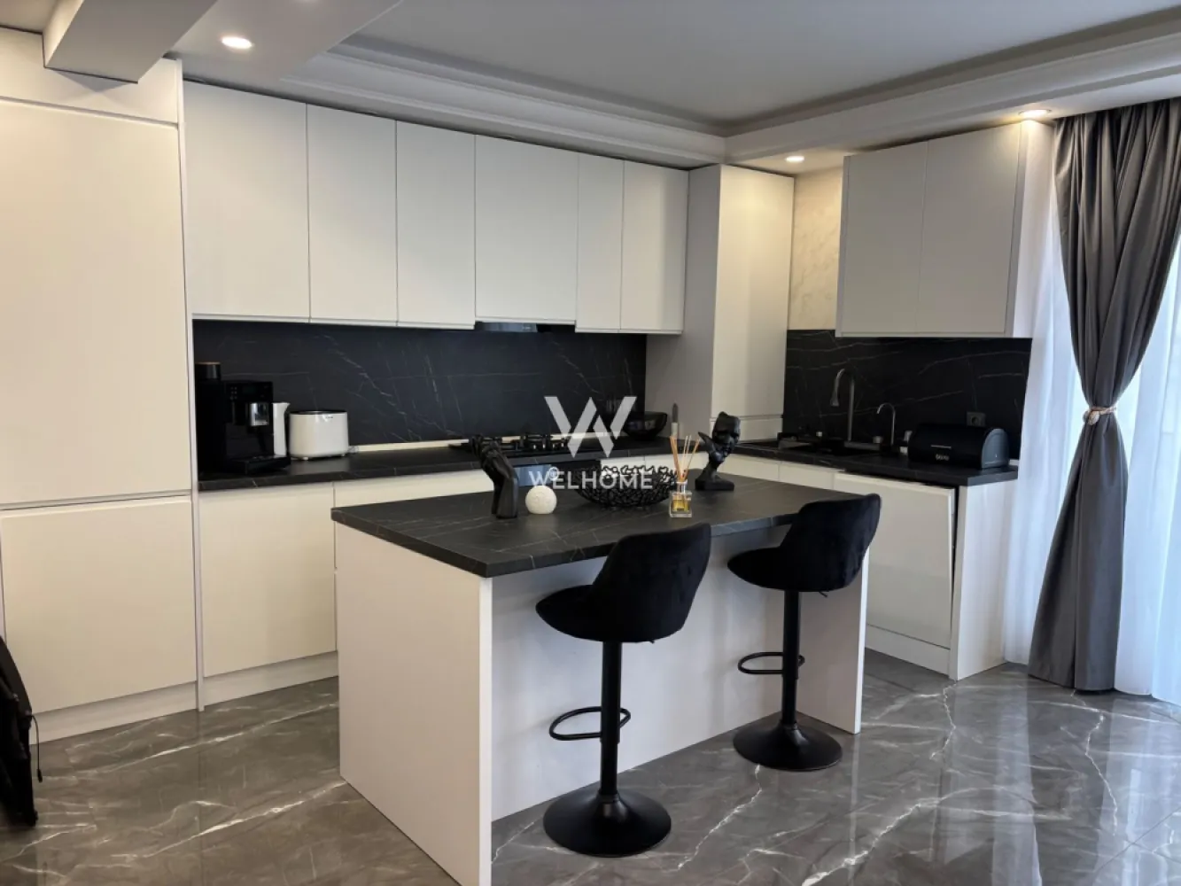 Apartament de LUX 3 camere in Selimbar, ansamblul Regina Residence - Apartament exclusivist 3 camere 80 mp - zona Triajului, Selimbar

Suprafata utila: 80 mp
 Situat in ansamblul Regina Residence din Șelimbăr – un complex aerisit și liniștit cu o comunitate selectă format din 6 vile moderne, cu arhitectură elegantă și finisaje premium din cărămidă decorativă. 
 Poziționat la etajul 2 din al unei vile moderne cu regim de înălțime P+2E, într-un imobil intim cu doar 15 apartamente.
 Compartimentat astfel:
Living generos open space cu bucătărie de 40 mp, 2 dormitoare, baie generoasă cu duș walk-in, hol spațios cu dressing, balcon.
 Un apartament care impresionează de la prima vedere. Interiorul este amenajat într-un stil modern, cu accente elegante în tonuri de negru, alb și gri marmorat, creând un ambient sofisticat și exclusivist.
 Apartamentul se vinde exact cum se observa în poze. Dotat cu aer conditionat, echipat cu electrocasnice noi: mașină de spălat vase, mașină de uscat, mașina de spălat vase, TV, 
 Loc de parcare inclus în preț.
 Ideal atât pentru locuință personală, cât și pentru investiție premium.
 Nu mai ai nimic de investit. Nu mai aștepți. Nu mai amenajezi. Te muți direct.

Pret: 159.900 Euro Negociabil
Telefon: 0747.639.802