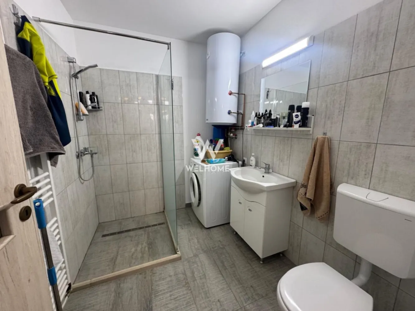 Casa de vacanta, sat Fantanele, Sibiu - Va oferim spre vanzare o casa individuala, complet renovata, situata intr-o zona linistita si pitoreasca , in satul Fantanele, jud. Sibiu.
Este ideala atat pentru locuinta permanenta cat si pentru casa de vacanta.
Teren generos de 1600mp pe care este amplatasata casa, un foisor recent construit si un grajd pentru animale.
Locuinta modernizata complet, gata de mutat oricand.
S-a inceput si amenajarea mansardei.

Compartimentare:
Demisol: camara, bucatarie, zona de luat masa, baie
Parter inalt: hol, doua dormitoare, fiecare cu baie proprie
Mansarda: hol, baie, dormitor/camera/birou, spatii de depozitare
Casa are incalzire in pardoseala, este racordata la utilitati, dar are si semineu si pompa de caldura. 

Satul Fantanele este unul foarte linistit, in care te poti bucura de frumusetea naturii, dar in acelasi timp cu acces facil spre orasul Sibiu.
Pret: 183000 euro
Detalii: 0752.088.381- Roxana