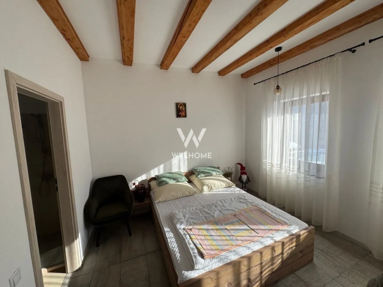 Casa de vacanta, sat Fantanele, Sibiu - Va oferim spre vanzare o casa individuala, complet renovata, situata intr-o zona linistita si pitoreasca , in satul Fantanele, jud. Sibiu.
Este ideala atat pentru locuinta permanenta cat si pentru casa de vacanta.
Teren generos de 1600mp pe care este amplatasata casa, un foisor recent construit si un grajd pentru animale.
Locuinta modernizata complet, gata de mutat oricand.
S-a inceput si amenajarea mansardei.

Compartimentare:
Demisol: camara, bucatarie, zona de luat masa, baie
Parter inalt: hol, doua dormitoare, fiecare cu baie proprie
Mansarda: hol, baie, dormitor/camera/birou, spatii de depozitare
Casa are incalzire in pardoseala, este racordata la utilitati, dar are si semineu si pompa de caldura. 

Satul Fantanele este unul foarte linistit, in care te poti bucura de frumusetea naturii, dar in acelasi timp cu acces facil spre orasul Sibiu.
Pret: 183000 euro
Detalii: 0752.088.381- Roxana