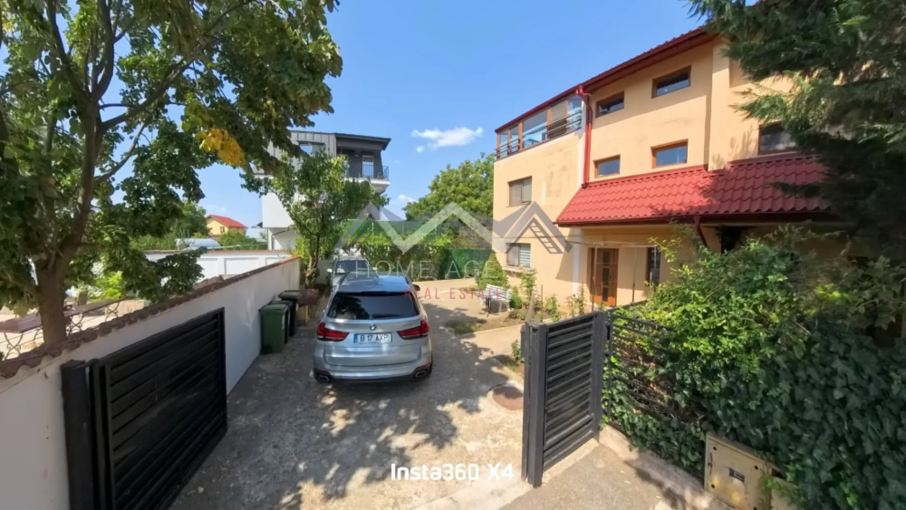 Casă individuală P+1+M cu garaj și terase spațioase – Otopeni Central - Vă propunem, spre vânzare, o casă individuală elegantă, cu regim de înălțime P+1+M, situată în zona centrală a Otopeniului, pe un teren de 368 mp. Proprietatea oferă o suprafață construită de 290 mp și 167,76 mp utili, fiind gândită pentru a răspunde nevoilor unei familii moderne care își dorește spațiu, confort și acces facil către toate facilitățile urbane.

La parter, zona de zi este gândită pentru confort. Bucătăria închisă, spațioasă și bine organizată, oferă intimitatea necesară pentru gătit, dar și posibilitatea de a rămâne conectat cu restul casei. Living-ul generos integrează zona de dining, care poate fi închisă la nevoie, oferind astfel flexibilitate în utilizare. Din living, se face accesul către terasa închisă, un spațiu ideal pentru relaxare indiferent de sezon, dar și către garaj, pentru un plus de comoditate în viața de zi cu zi.

La etaj, compartimentarea a fost concepută pentru intimitatea familiei. Dormitorul matrimonial beneficiază de baie proprie (dotată cu cadă), dressing spațios și acces direct către o terasă de 30 mp – un loc perfect pentru relaxare. Celelalte două dormitoare sunt luminoase și deservite de o baie comună, tot cu cadă. Unul dintre dormitoare are acces către terasă, iar al doilea dispune de balcon propriu, adăugând un plus de intimitate și personalitate fiecărui spațiu.

Mansarda reprezintă o zonă versatilă și luminoasă. Aceasta include o terasă închisă de 23 mp utili și o cameră generoasă, care poate fi transformată în două dormitoare individuale, un birou sau o zonă de recreere, în funcție de necesitățile familiei.

Casa este racordată la toate utilitățile, iar garajul integrat oferă un acces practic și protecție pentru mașină. Curtea de 368 mp lasă loc pentru amenajări personalizate: grădină, spațiu de joacă pentru copii sau zonă de relaxare.

Amplasarea este excelentă – în inima Otopeniului, cu acces rapid la școli, grădinițe, restaurante, magazine și mijloace de transport, precum și toate punctele de interes din zona de Nord a Capitalei.

Această proprietate îmbină eleganța și funcționalitatea, oferind tot ceea ce o familie își poate dori pentru a construi un cămin stabil și armonios.

Programează acum o vizionare!