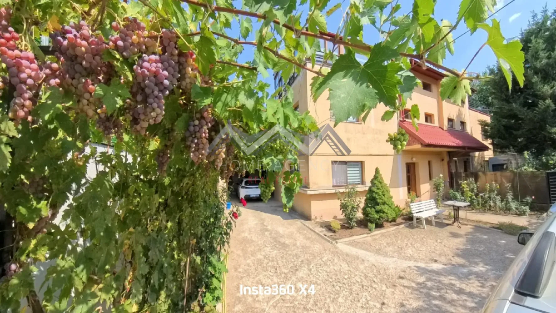 Casă individuală P+1+M cu garaj și terase spațioase – Otopeni Central - Vă propunem, spre vânzare, o casă individuală elegantă, cu regim de înălțime P+1+M, situată în zona centrală a Otopeniului, pe un teren de 368 mp. Proprietatea oferă o suprafață construită de 290 mp și 167,76 mp utili, fiind gândită pentru a răspunde nevoilor unei familii moderne care își dorește spațiu, confort și acces facil către toate facilitățile urbane.

La parter, zona de zi este gândită pentru confort. Bucătăria închisă, spațioasă și bine organizată, oferă intimitatea necesară pentru gătit, dar și posibilitatea de a rămâne conectat cu restul casei. Living-ul generos integrează zona de dining, care poate fi închisă la nevoie, oferind astfel flexibilitate în utilizare. Din living, se face accesul către terasa închisă, un spațiu ideal pentru relaxare indiferent de sezon, dar și către garaj, pentru un plus de comoditate în viața de zi cu zi.

La etaj, compartimentarea a fost concepută pentru intimitatea familiei. Dormitorul matrimonial beneficiază de baie proprie (dotată cu cadă), dressing spațios și acces direct către o terasă de 30 mp – un loc perfect pentru relaxare. Celelalte două dormitoare sunt luminoase și deservite de o baie comună, tot cu cadă. Unul dintre dormitoare are acces către terasă, iar al doilea dispune de balcon propriu, adăugând un plus de intimitate și personalitate fiecărui spațiu.

Mansarda reprezintă o zonă versatilă și luminoasă. Aceasta include o terasă închisă de 23 mp utili și o cameră generoasă, care poate fi transformată în două dormitoare individuale, un birou sau o zonă de recreere, în funcție de necesitățile familiei.

Casa este racordată la toate utilitățile, iar garajul integrat oferă un acces practic și protecție pentru mașină. Curtea de 368 mp lasă loc pentru amenajări personalizate: grădină, spațiu de joacă pentru copii sau zonă de relaxare.

Amplasarea este excelentă – în inima Otopeniului, cu acces rapid la școli, grădinițe, restaurante, magazine și mijloace de transport, precum și toate punctele de interes din zona de Nord a Capitalei.

Această proprietate îmbină eleganța și funcționalitatea, oferind tot ceea ce o familie își poate dori pentru a construi un cămin stabil și armonios.

Programează acum o vizionare!