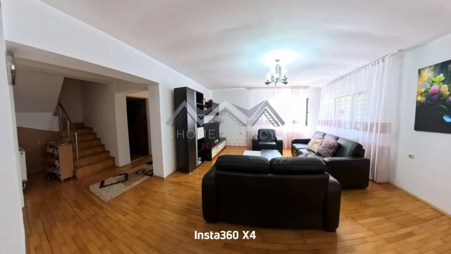 Casă individuală P+1+M cu garaj și terase spațioase – Otopeni Central - Vă propunem, spre vânzare, o casă individuală elegantă, cu regim de înălțime P+1+M, situată în zona centrală a Otopeniului, pe un teren de 368 mp. Proprietatea oferă o suprafață construită de 290 mp și 167,76 mp utili, fiind gândită pentru a răspunde nevoilor unei familii moderne care își dorește spațiu, confort și acces facil către toate facilitățile urbane.

La parter, zona de zi este gândită pentru confort. Bucătăria închisă, spațioasă și bine organizată, oferă intimitatea necesară pentru gătit, dar și posibilitatea de a rămâne conectat cu restul casei. Living-ul generos integrează zona de dining, care poate fi închisă la nevoie, oferind astfel flexibilitate în utilizare. Din living, se face accesul către terasa închisă, un spațiu ideal pentru relaxare indiferent de sezon, dar și către garaj, pentru un plus de comoditate în viața de zi cu zi.

La etaj, compartimentarea a fost concepută pentru intimitatea familiei. Dormitorul matrimonial beneficiază de baie proprie (dotată cu cadă), dressing spațios și acces direct către o terasă de 30 mp – un loc perfect pentru relaxare. Celelalte două dormitoare sunt luminoase și deservite de o baie comună, tot cu cadă. Unul dintre dormitoare are acces către terasă, iar al doilea dispune de balcon propriu, adăugând un plus de intimitate și personalitate fiecărui spațiu.

Mansarda reprezintă o zonă versatilă și luminoasă. Aceasta include o terasă închisă de 23 mp utili și o cameră generoasă, care poate fi transformată în două dormitoare individuale, un birou sau o zonă de recreere, în funcție de necesitățile familiei.

Casa este racordată la toate utilitățile, iar garajul integrat oferă un acces practic și protecție pentru mașină. Curtea de 368 mp lasă loc pentru amenajări personalizate: grădină, spațiu de joacă pentru copii sau zonă de relaxare.

Amplasarea este excelentă – în inima Otopeniului, cu acces rapid la școli, grădinițe, restaurante, magazine și mijloace de transport, precum și toate punctele de interes din zona de Nord a Capitalei.

Această proprietate îmbină eleganța și funcționalitatea, oferind tot ceea ce o familie își poate dori pentru a construi un cămin stabil și armonios.

Programează acum o vizionare!