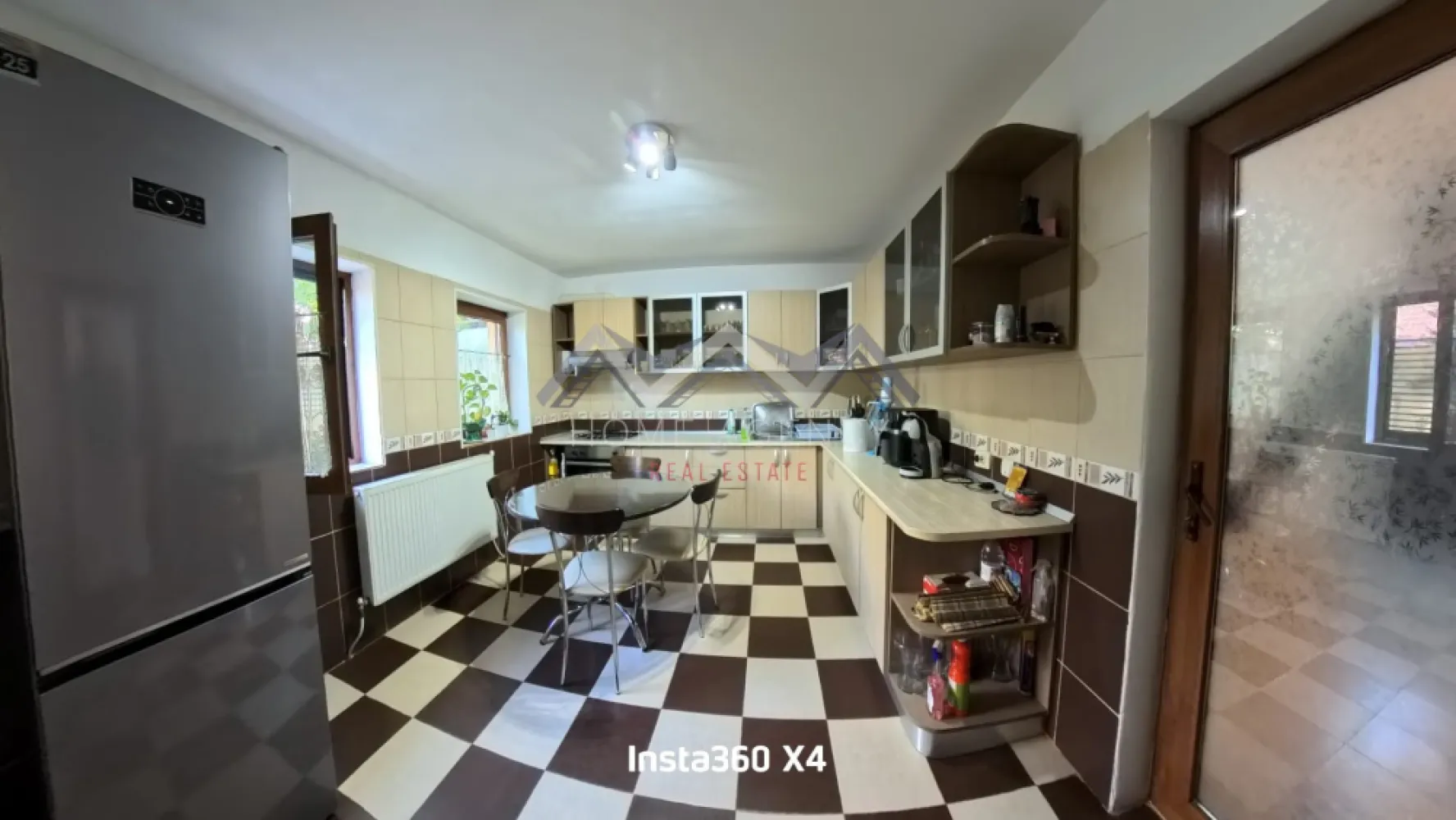 Casă individuală P+1+M cu garaj și terase spațioase – Otopeni Central - Vă propunem, spre vânzare, o casă individuală elegantă, cu regim de înălțime P+1+M, situată în zona centrală a Otopeniului, pe un teren de 368 mp. Proprietatea oferă o suprafață construită de 290 mp și 167,76 mp utili, fiind gândită pentru a răspunde nevoilor unei familii moderne care își dorește spațiu, confort și acces facil către toate facilitățile urbane.

La parter, zona de zi este gândită pentru confort. Bucătăria închisă, spațioasă și bine organizată, oferă intimitatea necesară pentru gătit, dar și posibilitatea de a rămâne conectat cu restul casei. Living-ul generos integrează zona de dining, care poate fi închisă la nevoie, oferind astfel flexibilitate în utilizare. Din living, se face accesul către terasa închisă, un spațiu ideal pentru relaxare indiferent de sezon, dar și către garaj, pentru un plus de comoditate în viața de zi cu zi.

La etaj, compartimentarea a fost concepută pentru intimitatea familiei. Dormitorul matrimonial beneficiază de baie proprie (dotată cu cadă), dressing spațios și acces direct către o terasă de 30 mp – un loc perfect pentru relaxare. Celelalte două dormitoare sunt luminoase și deservite de o baie comună, tot cu cadă. Unul dintre dormitoare are acces către terasă, iar al doilea dispune de balcon propriu, adăugând un plus de intimitate și personalitate fiecărui spațiu.

Mansarda reprezintă o zonă versatilă și luminoasă. Aceasta include o terasă închisă de 23 mp utili și o cameră generoasă, care poate fi transformată în două dormitoare individuale, un birou sau o zonă de recreere, în funcție de necesitățile familiei.

Casa este racordată la toate utilitățile, iar garajul integrat oferă un acces practic și protecție pentru mașină. Curtea de 368 mp lasă loc pentru amenajări personalizate: grădină, spațiu de joacă pentru copii sau zonă de relaxare.

Amplasarea este excelentă – în inima Otopeniului, cu acces rapid la școli, grădinițe, restaurante, magazine și mijloace de transport, precum și toate punctele de interes din zona de Nord a Capitalei.

Această proprietate îmbină eleganța și funcționalitatea, oferind tot ceea ce o familie își poate dori pentru a construi un cămin stabil și armonios.

Programează acum o vizionare!