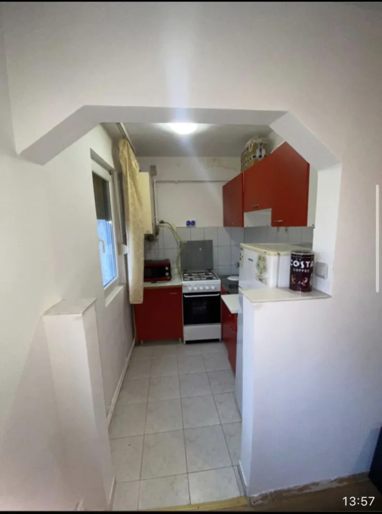 BRASADAS vinde ap 2 cam etaj 4/4 in Micro 14. - Agentia imobiliara BRASADAS vinde apartament cu 2 camere la etajul 4/4. 
Apartamentul e uitilat, nu necesitata renovări majore, acoperiș refăcut anul trecut în octombrie, e utilat complet, aer condiționat, calorifere noi, centrală, plase la geamuri, jaluzele la toate geamurile din termopan.
Www.brasadas.com.