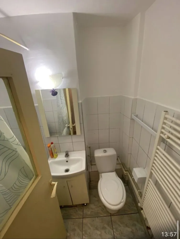 BRASADAS vinde ap 2 cam etaj 4/4 in Micro 14. - Agentia imobiliara BRASADAS vinde apartament cu 2 camere la etajul 4/4. 
Apartamentul e uitilat, nu necesitata renovări majore, acoperiș refăcut anul trecut în octombrie, e utilat complet, aer condiționat, calorifere noi, centrală, plase la geamuri, jaluzele la toate geamurile din termopan.
Www.brasadas.com.