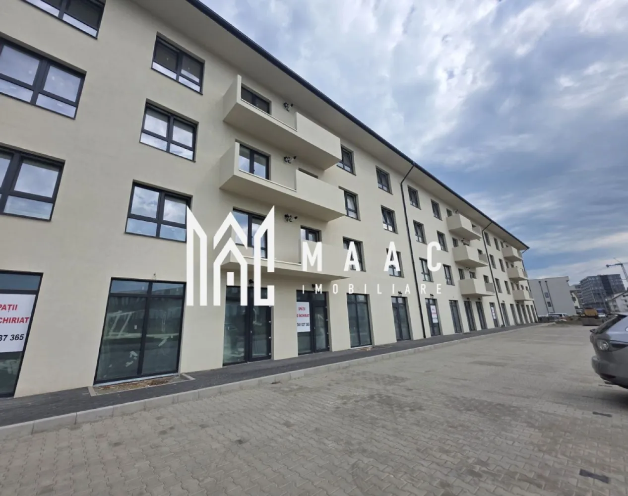 Spatiu Comercial I Open Space I 620mpu I Doamna Stanca - MAAC Imobiliare va prezinta un spatiu comercial de inchiriat, disponibil imediat, situat la parterul unui bloc P+3E, zona Doamna Stanca.

Pozitionat strategic, aproape de Shopping City Sibiu, Dedeman, Mega Image, Lidl, Kaufland si alte centre comerciale, spatiul ofera o vizibilitate excelenta si acces facil la un trafic intens.

Disponibilitate flexibila:

Spatiul poate fi inchiriat integral sau pe unitati de cate 100 mp, cu posibilitatea de compartimentare

Dotari:

Sticla Planistar Sun (+15% mai multa lumina)
6 x centrale termice in condensatie marca BOSCH
Incalzire cu calorifere
Tamplaria cu un profil PVC de 82 Salamander
Geamuri termopan cu 7 camere si 3 foi de sticla
6 x spatii sanitare
Instalatii electrice complete (tablouri generale individuale, sigurante pentru consumatorii de putere, doze, dulii, prize si intrerupatoare montate marca Schneider)
Eficienta energetica clasa A+++

Facilitati:

Expunere de 61 ml la str. Doamna Stanca si cate 12 ml pe strazile laterale
Inaltime 3m
18 locuri de parcare private
Acces aprovizionare marfa
Cladire NOUA an 2025
Compartimentare Open Space
Sistem automat pentru irigatii peisagistice exterioare
Se preda la alb, pregatit pentru personalizare dupa preferinte si specificul activitatii desfasurate

Pret:

100 mp -> 17 eur/mp + TVA

300 mp -> 16 eur/mp + TVA

620 mp -> 15 eur/mp + TVA

Pentru mai multe detalii sau vizionari mentionati ID:CP2645314