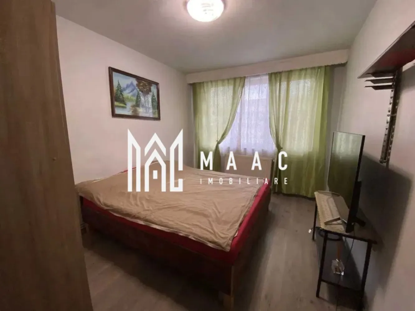 Apartament 2 camere I 53 MPU I Mihai Viteazul I Balcon - MAAC Imobiliare vă propune spre vânzare un apartament cu 2 camere, situat pe Bulevardul Mihai Viteazul, la etajul 9 din 10 al unui imobil dotat cu 2 lifturi, o proprietate potrivită atât pentru locuință personală, cât și pentru investiție.

Apartamentul are o suprafață utilă de 53 mp și este semidecomandat, beneficiind de o compartimentare practică:
-living spațios cu acces pe balcon închis
-bucătărie separată cu acces propriu la balcon
-dormitor
-baie
-hol cu spații de depozitare

Dotări:
-centrală termică proprie
-instalație electrică nouă
-zugrăvit în culori neutre

Se vinde semimobilat, incluzând:
-mobilă de bucătărie cu veselă
-șifonier
-bibliotecă
-canapea extensibilă
-masă și scaune

Amplasarea pe Bulevardul Mihai Viteazul oferă acces rapid la școli, mijloace de transport în comun, magazine și loc de joacă în apropierea blocului, precum și parcare publică.

Pentru detalii suplimentare și programarea unei vizionări, vă rugăm să menționați numărul CP2640540 la telefon.