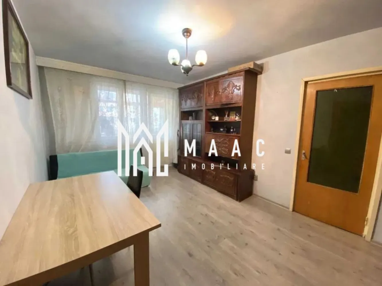 Apartament 2 camere I 53 MPU I Mihai Viteazul I Balcon - MAAC Imobiliare vă propune spre vânzare un apartament cu 2 camere, situat pe Bulevardul Mihai Viteazul, la etajul 9 din 10 al unui imobil dotat cu 2 lifturi, o proprietate potrivită atât pentru locuință personală, cât și pentru investiție.

Apartamentul are o suprafață utilă de 53 mp și este semidecomandat, beneficiind de o compartimentare practică:
-living spațios cu acces pe balcon închis
-bucătărie separată cu acces propriu la balcon
-dormitor
-baie
-hol cu spații de depozitare

Dotări:
-centrală termică proprie
-instalație electrică nouă
-zugrăvit în culori neutre

Se vinde semimobilat, incluzând:
-mobilă de bucătărie cu veselă
-șifonier
-bibliotecă
-canapea extensibilă
-masă și scaune

Amplasarea pe Bulevardul Mihai Viteazul oferă acces rapid la școli, mijloace de transport în comun, magazine și loc de joacă în apropierea blocului, precum și parcare publică.

Pentru detalii suplimentare și programarea unei vizionări, vă rugăm să menționați numărul CP2640540 la telefon.