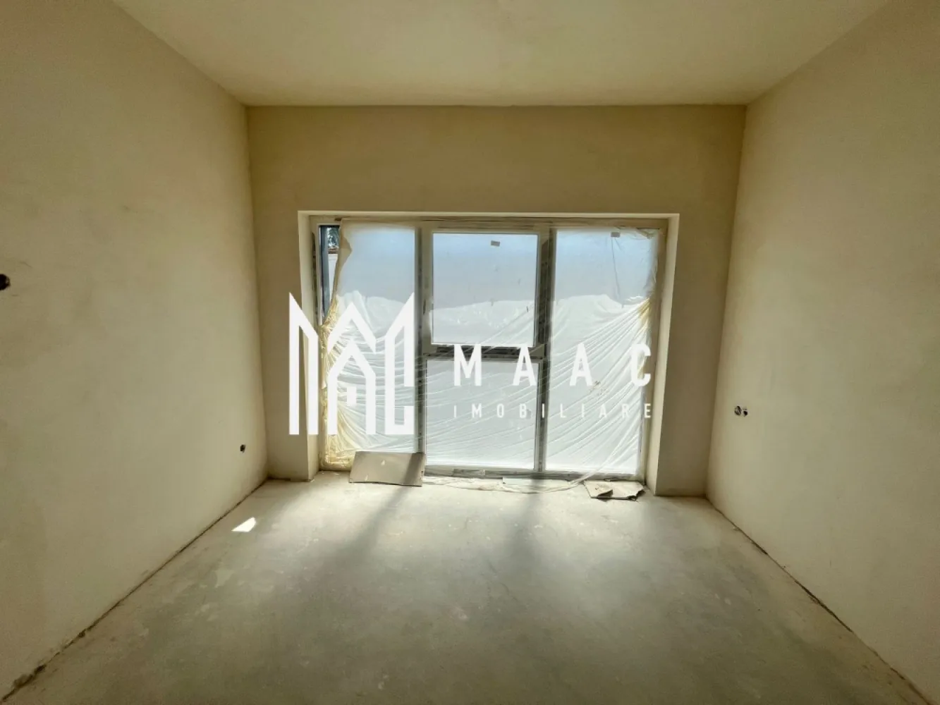 Apartament cu 3 camere | 54 MPU | Balcon | 2 locuri de parcare | Turnișor - Maac Imobiliare vă propune spre vânzare,un apartament situat la etajul 1 al unui imobil cu regim de înălțime P+2, acest apartament este ideal pentru locuit sau investiție. Se află într-o zonă liniștită, cu acces facil către principalele puncte de interes ale orașului.

Caracteristici principale:

Suprafață utilă: 56 mp
Compartimentare: semidecomandată
Balcon generos
2 locuri de parcare incluse
Predare la cheie cu finisaje moderne

Dotări:

Centrală termică proprie
Geamuri termopan
Gresie, faianță, parchet laminat
Ușă metalică, izolație termică
Contorizare individuală
Pentru mai multe informații sau pentru a programa o vizionare, nu ezitați să ne contactați, specificand ID: CP2640835