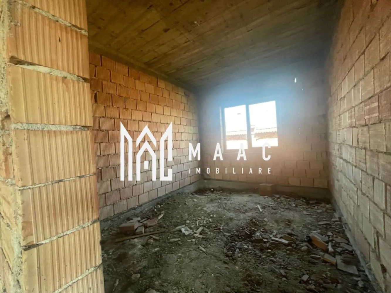 Casă 5 Camere | Individuala | 100 MPU | Cristian - MAAC Imobiliare vă propune spre vânzare o casă spațioasă, aflată în stadiul de construcție la roșu, situată în comuna Cristian, județul Sibiu, o zonă rezidențială liniștită, în plină dezvoltare.

Caracteristici principale:
Suprafață teren: 300 mp

Compartimentare inteligentă și funcțională:
Parter: living spațios, bucătărie, baie, dormitor
Etaj 1: 3 dormitoare, baie

Stadiu: Se predă la roșu, oferind posibilitatea personalizării interioare după propriul gust

Utilități: Apă, canalizare, curent electric – toate disponibile

Avantaje:
Zonă rezidențială nouă, cu acces facil către Sibiu
Ideală pentru locuință de familie sau investiție imobiliară
Posibilitate de amenajare completă conform propriilor nevoi și stil de viață

Pentru mai multe detalii sau pentru a programa o vizionare, vă rugăm să ne contactați, specificand ID-ul CP2641615.