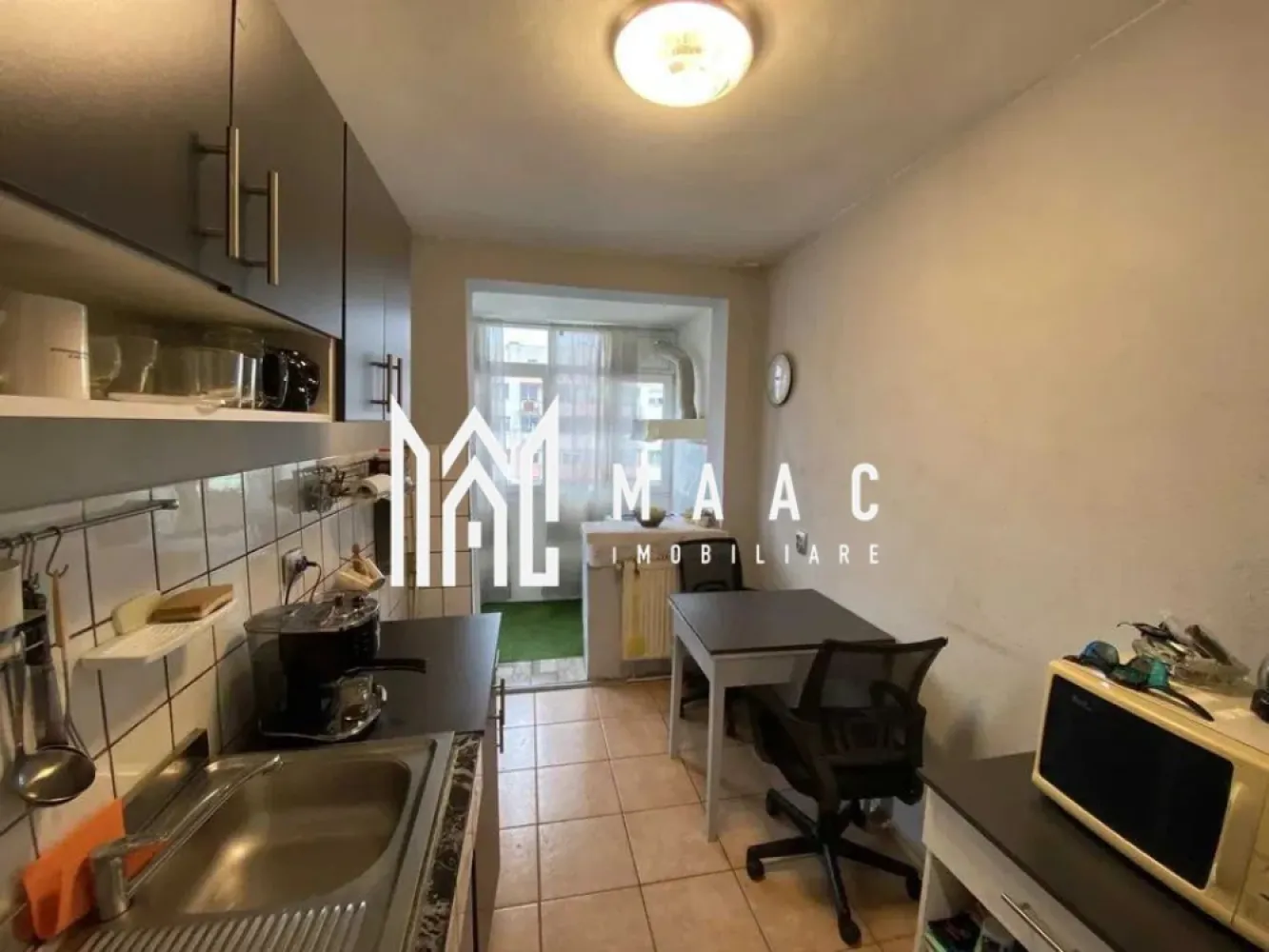 Apartament 2 camere I 53 MPU I Mihai Viteazul I Balcon - MAAC Imobiliare vă propune spre vânzare un apartament cu 2 camere, situat pe Bulevardul Mihai Viteazul, la etajul 9 din 10 al unui imobil dotat cu 2 lifturi, o proprietate potrivită atât pentru locuință personală, cât și pentru investiție.

Apartamentul are o suprafață utilă de 53 mp și este semidecomandat, beneficiind de o compartimentare practică:
-living spațios cu acces pe balcon închis
-bucătărie separată cu acces propriu la balcon
-dormitor
-baie
-hol cu spații de depozitare

Dotări:
-centrală termică proprie
-instalație electrică nouă
-zugrăvit în culori neutre

Se vinde semimobilat, incluzând:
-mobilă de bucătărie cu veselă
-șifonier
-bibliotecă
-canapea extensibilă
-masă și scaune

Amplasarea pe Bulevardul Mihai Viteazul oferă acces rapid la școli, mijloace de transport în comun, magazine și loc de joacă în apropierea blocului, precum și parcare publică.

Pentru detalii suplimentare și programarea unei vizionări, vă rugăm să menționați numărul CP2640540 la telefon.