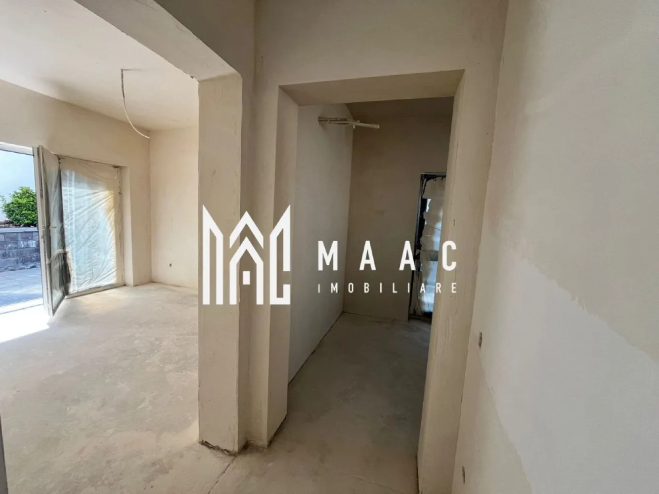 Apartament cu 3 camere | 54 MPU | Balcon | 2 locuri de parcare | Turnișor - Maac Imobiliare vă propune spre vânzare,un apartament situat la etajul 1 al unui imobil cu regim de înălțime P+2, acest apartament este ideal pentru locuit sau investiție. Se află într-o zonă liniștită, cu acces facil către principalele puncte de interes ale orașului.

Caracteristici principale:

Suprafață utilă: 56 mp
Compartimentare: semidecomandată
Balcon generos
2 locuri de parcare incluse
Predare la cheie cu finisaje moderne

Dotări:

Centrală termică proprie
Geamuri termopan
Gresie, faianță, parchet laminat
Ușă metalică, izolație termică
Contorizare individuală
Pentru mai multe informații sau pentru a programa o vizionare, nu ezitați să ne contactați, specificand ID: CP2640835
