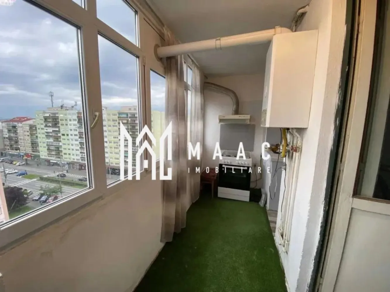 Apartament 2 camere I 53 MPU I Mihai Viteazul I Balcon - MAAC Imobiliare vă propune spre vânzare un apartament cu 2 camere, situat pe Bulevardul Mihai Viteazul, la etajul 9 din 10 al unui imobil dotat cu 2 lifturi, o proprietate potrivită atât pentru locuință personală, cât și pentru investiție.

Apartamentul are o suprafață utilă de 53 mp și este semidecomandat, beneficiind de o compartimentare practică:
-living spațios cu acces pe balcon închis
-bucătărie separată cu acces propriu la balcon
-dormitor
-baie
-hol cu spații de depozitare

Dotări:
-centrală termică proprie
-instalație electrică nouă
-zugrăvit în culori neutre

Se vinde semimobilat, incluzând:
-mobilă de bucătărie cu veselă
-șifonier
-bibliotecă
-canapea extensibilă
-masă și scaune

Amplasarea pe Bulevardul Mihai Viteazul oferă acces rapid la școli, mijloace de transport în comun, magazine și loc de joacă în apropierea blocului, precum și parcare publică.

Pentru detalii suplimentare și programarea unei vizionări, vă rugăm să menționați numărul CP2640540 la telefon.