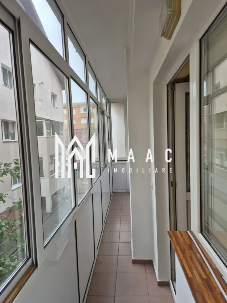 Apartament 2 camere 60 mp | Zona Nord | Centrala Termica | - Pret 85.000Euro | Apartament 2 camere decomandat | Centrala termica proprie| etaj 1

MAAC Imobiliare va propune spre vanzare un apartament cu 2 camere, decomandat, situat in zona Nord ,aflat la etajul 1/4 al unui bloc nou.

Cu o suprafata generoasa utila de 55.24 MP si totala de 60.91MP, acesta este compartimentat astfel:
-Hol
-Dormitor generos
-Camera de dressing si birou
-Living cu acces la balcon
-Bucatarie
-Baie cu ventilatie

Apartamentul beneficiaza de multiple imbunatatiri precum:
-Centrala Termica pe gaz
-Calorifere noi ,
-Tamplarie PVC
-Parchet nou
-Mobilier din lemn masiv

Imobilul se propune spre vanzare complet mobilat si utilat cu exceptia tablourilor si a unei masute.

Avantaje suplimentare:
-Costuri mici la intretinere in timpul sezonului cald/rece.
-Amplasarea excelentă oferă acces facil la principalele puncte de interes din zonă, 
-Compartimentare ideala

Dacă îți dorești un apartament gata de locuit, modern și cu o priveliște deosebită, contactează-ne pentru mai multe detalii sau pentru a programa o vizionare!

MAAC Imobiliare vine in sprijinul dumnevoastra cu :
- Consultanta imobiliara
- Consiliere juridica
- Indrumare financiara
- Atentie, respect si corectitudine

id: CP2777144