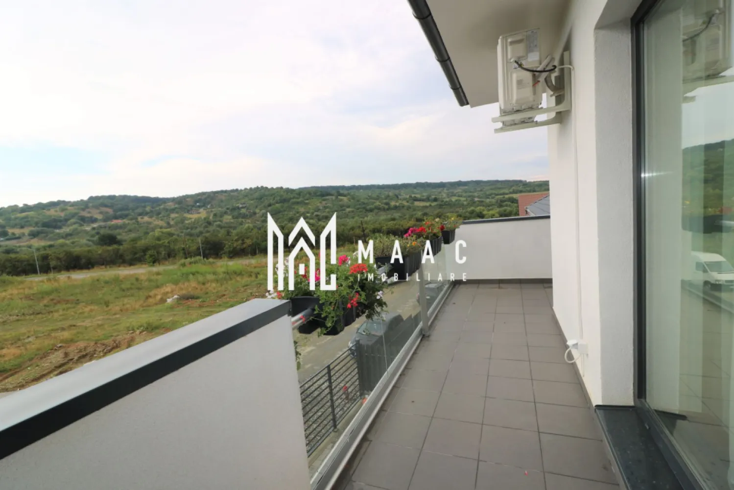 Casa tip duplex | 5 Camere | 2 Balcoane | Cisnadie - Maac Imobiliare va propune spre vanzare vila tip duplex cu 5 camere intr-o zona linistita in localitatea Cisnadie cu o vedere panoramica superba.

Casa este dispusa pe P+E si este structurata astfel:
-Parter : living open space cu bucatarie, baie, birou, debara, terasa
-Etaj: 3 dormitoare , baie, dressing, 2 balcoane
-Pod

Terenul aferent casei este de 315 mp cu o curte libera de 200 mp.

Locuinta se va preda mobilata si utilata.

Pentru mai multe detalii precizati ca ati vazut ID: CP1573960