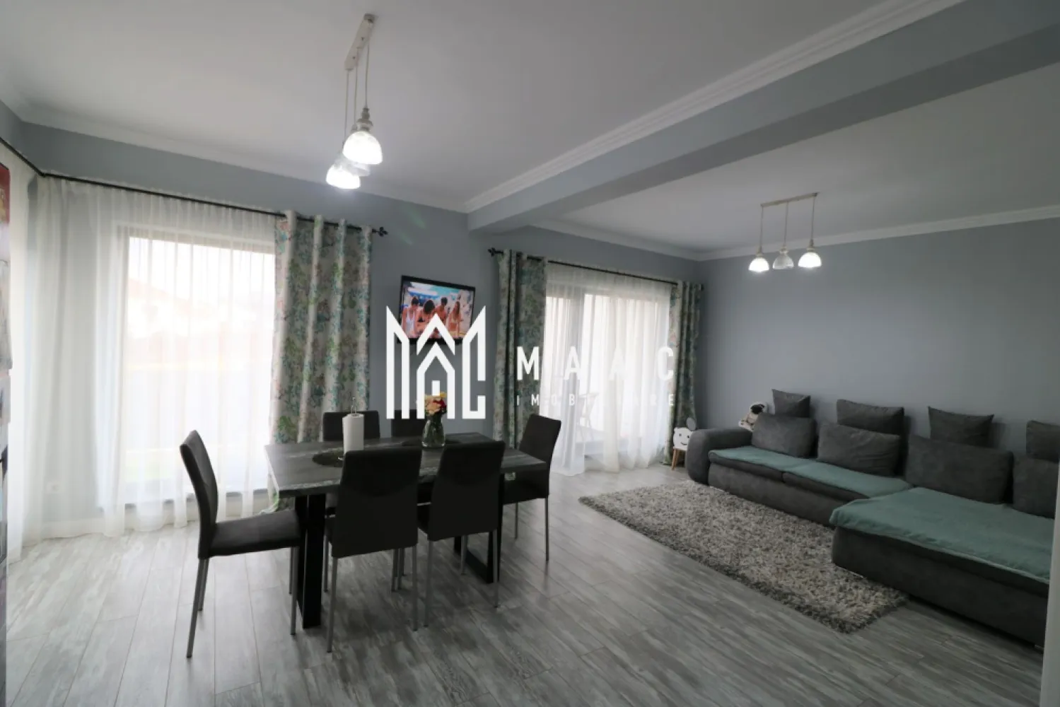 Casa tip duplex | 5 Camere | 2 Balcoane | Cisnadie - Maac Imobiliare va propune spre vanzare vila tip duplex cu 5 camere intr-o zona linistita in localitatea Cisnadie cu o vedere panoramica superba.

Casa este dispusa pe P+E si este structurata astfel:
-Parter : living open space cu bucatarie, baie, birou, debara, terasa
-Etaj: 3 dormitoare , baie, dressing, 2 balcoane
-Pod

Terenul aferent casei este de 315 mp cu o curte libera de 200 mp.

Locuinta se va preda mobilata si utilata.

Pentru mai multe detalii precizati ca ati vazut ID: CP1573960