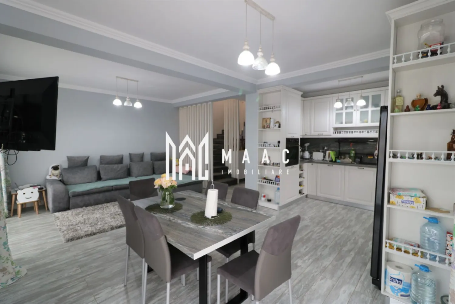 Casa tip duplex | 5 Camere | 2 Balcoane | Cisnadie - Maac Imobiliare va propune spre vanzare vila tip duplex cu 5 camere intr-o zona linistita in localitatea Cisnadie cu o vedere panoramica superba.

Casa este dispusa pe P+E si este structurata astfel:
-Parter : living open space cu bucatarie, baie, birou, debara, terasa
-Etaj: 3 dormitoare , baie, dressing, 2 balcoane
-Pod

Terenul aferent casei este de 315 mp cu o curte libera de 200 mp.

Locuinta se va preda mobilata si utilata.

Pentru mai multe detalii precizati ca ati vazut ID: CP1573960