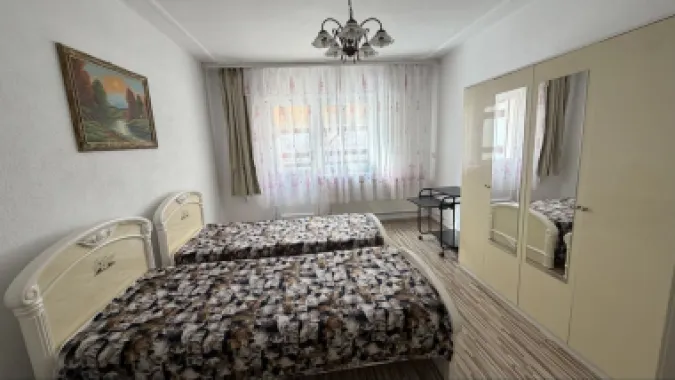 Apartament modern 3 camere cu balcoan terasa și curte comuna in Strand