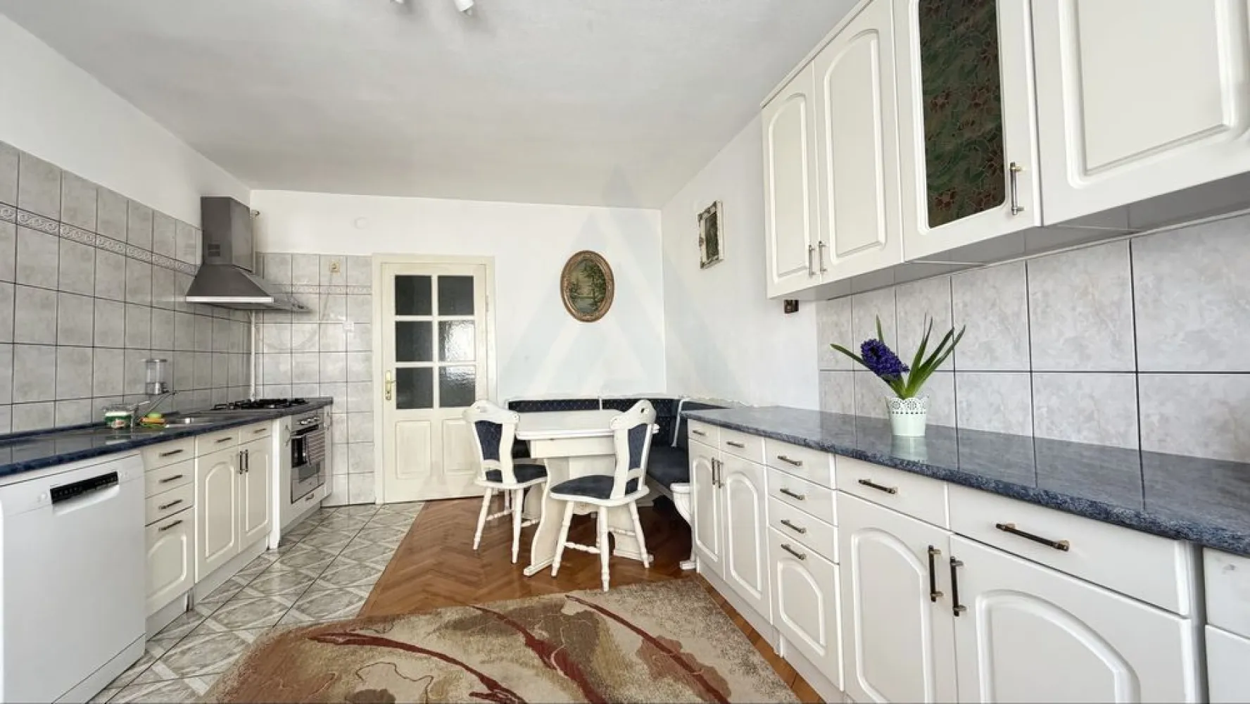Apartament modern 3 camere cu balcoan terasa și curte comuna in Strand - Agenția imobiliară Azura-Estate vă propune spre închiriere un apartament modern cu o suprafață utilă de 140 mp utili format din 2 dormitoare matrimoniale luminoase ambele cu ieșire pe balcon, bucatarie utilata și echipata complet, cămară, 2 băi una cu cabina de dus si geam de aerisire iar cealaltă cu cada, hol de acces, terasa de 60 mp și curte comuna, intr-un imobil de tip vila zona Ștrand din Sibiu. Zona Strand 2 din Sibiu este una dintre cele mai apreciate și căutate zone rezidențiale ale orașului fiind o extensie moderna și aerisita, principalele caracteristici fiind liniște, siguranță datorita predominanței caselor și construcții cu regim redus de inaltime, cu acces rapid catre zonele verzi emblematice ale Sibiului precum Parcul Sub Arini, Parcul Belvedere și piste de biciclete ce leagă centrul orașului de Pădurea Dumbrava respectiv Gradina Zoologică, iar în proximitatea regăsim puncte de interes comun precum scoli grădinițe, cabinete medicale, farmacii, biserici, supermarket-uri, restaurante și mijloace de transport în comun. Caracteristici și comparare Apartamentul este dispus de 2 nivele parter și etaj 1 Parter: -Hol de acces cu spatii de depozitare -Baie cu cabină de duș și geam de aerisire La Etaj: -2 dormitoare mobilate de lux fiecare cu ieșire pe balcon propriu -Terasa generoasa cu spatiu de relaxare -Bucătărie mobilata și utilata complet cu ieșire pe balcon -Cămară -Baie cu cada -Curte Comuna și utilități separate Prețul de închiriere este de 650 euro/ luna