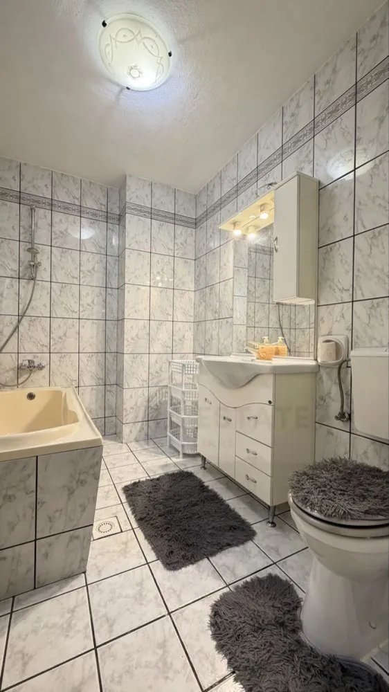 Apartament modern 3 camere cu balcoan terasa și curte comuna in Strand - Agenția imobiliară Azura-Estate vă propune spre închiriere un apartament modern cu o suprafață utilă de 140 mp utili format din 2 dormitoare matrimoniale luminoase ambele cu ieșire pe balcon, bucatarie utilata și echipata complet, cămară, 2 băi una cu cabina de dus si geam de aerisire iar cealaltă cu cada, hol de acces, terasa de 60 mp și curte comuna, intr-un imobil de tip vila zona Ștrand din Sibiu. Zona Strand 2 din Sibiu este una dintre cele mai apreciate și căutate zone rezidențiale ale orașului fiind o extensie moderna și aerisita, principalele caracteristici fiind liniște, siguranță datorita predominanței caselor și construcții cu regim redus de inaltime, cu acces rapid catre zonele verzi emblematice ale Sibiului precum Parcul Sub Arini, Parcul Belvedere și piste de biciclete ce leagă centrul orașului de Pădurea Dumbrava respectiv Gradina Zoologică, iar în proximitatea regăsim puncte de interes comun precum scoli grădinițe, cabinete medicale, farmacii, biserici, supermarket-uri, restaurante și mijloace de transport în comun. Caracteristici și comparare Apartamentul este dispus de 2 nivele parter și etaj 1 Parter: -Hol de acces cu spatii de depozitare -Baie cu cabină de duș și geam de aerisire La Etaj: -2 dormitoare mobilate de lux fiecare cu ieșire pe balcon propriu -Terasa generoasa cu spatiu de relaxare -Bucătărie mobilata și utilata complet cu ieșire pe balcon -Cămară -Baie cu cada -Curte Comuna și utilități separate Prețul de închiriere este de 650 euro/ luna