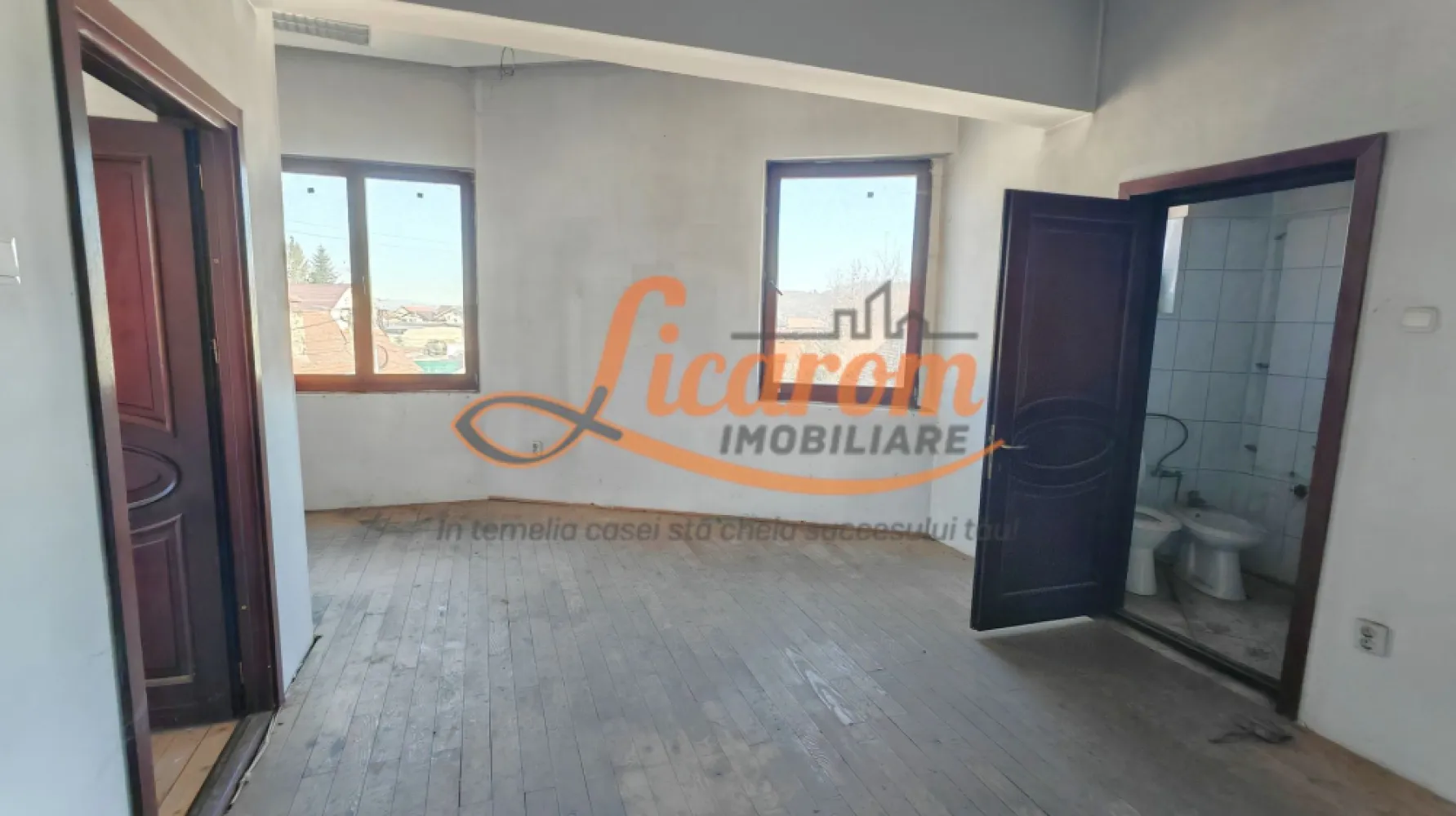 Cladire P+4 Rasnov- Central, IDEAL INVESTITIE. - Licarom Imobiliare propune spre vanzare in zona Centrala Rasnov o CLADIRE P+4 etaje in suprafata de 345 mp pe etaj, avand suprafata totala construita de 1600 mp. Cladirea este construita din caramida in anul 2000 pe structura de cadre de beton si a fost folosita ca si sediu de firma fiind intabulata ca si spatiu comercial. Este pretabila pentru Clinica Medicala,Cladire de birouri,sau spatii hoteliere(pensiune) Constructia este rezistenta si poate fi compartimentata pe nevoile fiecaruia. Cladirea este racordata la utilitati: curent 220 V si 380 V, apa ,canalizare,iar pentru gaz exista proiect pt racordare. Pretul este 165000 euro +TVA. Pentru mai multe relatii si vizionari,nu ezitati sa ne contactati la telefon 0741059397 Consultant imobiliar Calin si 0723985424 Consultant imobiliar Liliana.